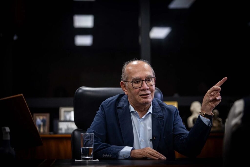 O ministro **Gilmar Mendes**, decano do Supremo Tribunal Federal (STF), está prestes a votar para manter **Daniel Vorcaro** preso, conforme decisão da 2ª Turma do tribunal. Segundo a publicação do Metrópoles, o placar será unânime, com 4 votos a 0, mas Mendes apresentará uma divergência na fundamentação de seu voto. Essa decisão reflete a complexidade dos casos analisados pelo STF, onde, mesmo com consenso no resultado, as justificativas podem variar entre os ministros. A manutenção da prisão de Vorcaro demonstra a seriedade com que o tribunal trata casos que envolvem questões legais complexas e a importância de uma análise detalhada por parte de seus membros. A decisão de **Gilmar Mendes** em acompanhar seus colegas da 2ª Turma, embora com fundamentação divergente, destaca a dinâmica interna do STF, onde a unanimidade no resultado não necessariamente implica em unanimidade nas razões. Segundo o site Metrópoles, essa prática é comum em tribunais superiores, onde os ministros podem concordar com o desfecho de um caso, mas divergir nos argumentos que sustentam suas decisões. Essa divergência na fundamentação é um aspecto crucial do processo judicial, pois enriquece o debate jurídico e oferece diferentes perspectivas sobre a aplicação da lei. No caso de Vorcaro, a decisão de mantê-lo preso reflete uma análise cuidadosa dos fatos e das circunstâncias envolvidas, garantindo que a justiça seja feita de maneira equilibrada e ponderada. A expectativa é que o voto de **Gilmar Mendes** traga uma contribuição significativa para o entendimento do caso, mesmo que sua fundamentação não seja a mesma dos outros ministros. Segundo a publicação, essa diversidade de opiniões dentro do STF é essencial para o fortalecimento do sistema judiciário brasileiro, pois permite que diferentes interpretações legais sejam consideradas e debatidas. A decisão unânime de manter Vorcaro preso, com a divergência na fundamentação, ilustra como o STF busca equilibrar a necessidade de consenso com a valorização de diferentes perspectivas jurídicas. Isso assegura que as decisões sejam não apenas justas, mas também bem fundamentadas e refletidas, contribuindo para a confiança pública no sistema judicial.