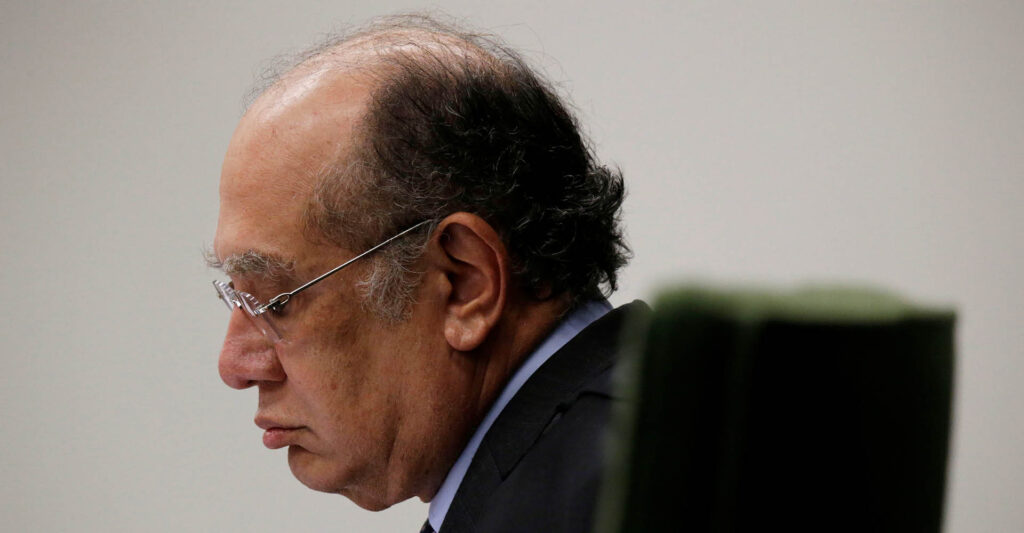 **Gilmar Mendes, um pobre velho sentimental** é uma expressão que captura a essência emocional do ministro do Supremo Tribunal Federal, conhecido por suas demonstrações públicas de emoção. Recentemente, Mendes foi visto novamente às lágrimas, um comportamento que não é inédito para ele. Segundo a publicação, essa manifestação emocional ocorreu ao lembrar-se de momentos significativos de sua carreira e de seus colegas, como Cristiano Zanin, com quem compartilha o ambiente do STF. As lágrimas de Mendes são descritas como "grossas, pesadas e viscosas", destacando a intensidade de suas emoções. Essa característica emocional do ministro é frequentemente comparada à citação de Fiódor Dostoiévski em "Memórias do Subsolo", que sugere que a consciência pode ser uma doença, refletindo a complexidade das emoções humanas. O comportamento de **Gilmar Mendes** ao expressar suas emoções em público levanta discussões sobre a natureza da sensibilidade e da consciência no ambiente jurídico. Segundo o site, suas lágrimas são vistas como um reflexo de sua "emoção corporativa", uma resposta emocional ao ambiente e às relações profissionais que ele valoriza profundamente. Essa sensibilidade pode ser interpretada como uma força, mostrando a capacidade de empatia e conexão humana, ou como uma vulnerabilidade, expondo o lado mais pessoal de um dos mais influentes juristas do país. A dualidade entre a razão e a emoção é um tema recorrente na análise do comportamento de figuras públicas, especialmente em contextos de poder e decisão. A relação entre emoção e consciência, como discutida por Dostoiévski, oferece uma lente interessante para entender as ações de **Gilmar Mendes**. A ideia de que a consciência pode ser uma "doença" sugere que estar ciente das complexidades e responsabilidades do mundo pode ser um fardo emocional. No caso de Mendes, suas lágrimas podem ser vistas como uma manifestação dessa carga emocional, uma expressão de sua profunda conexão com seu trabalho e seus colegas. Essa perspectiva humaniza o ministro, mostrando que, apesar de sua posição de poder, ele é suscetível às mesmas emoções e desafios internos que qualquer outra pessoa.