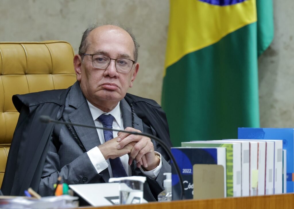 **Gilmar Mendes Repreende Deputados no Julgamento da CPMI do INSS: Entenda o Caso** O julgamento sobre a prorrogação da **CPMI do INSS** no Supremo Tribunal Federal (STF) trouxe à tona uma série de questões jurídicas e éticas. O ministro **Gilmar Mendes** fez uma reprimenda pública aos deputados presentes, destacando a importância da fundamentação nas decisões judiciais e criticando a quebra de sigilos sem justificativa. Mas o que levou a essa situação? **O que é a CPMI do INSS?** A **Comissão Parlamentar Mista de Inquérito (CPMI)** do INSS foi criada para investigar irregularidades no sistema previdenciário brasileiro. Durante o processo, surgiram controvérsias sobre a quebra de sigilos e o vazamento de informações confidenciais. **Por que Gilmar Mendes criticou os deputados?** Segundo a publicação, Gilmar Mendes interrompeu a fala do ministro **Flávio Dino** para enfatizar que a quebra de sigilos sem fundamentação é inconstitucional. Ele destacou que decisões judiciais devem ser baseadas em fundamentos sólidos e que a divulgação de informações sigilosas é "deplorável, lamentável e criminosa". O ministro **Alexandre de Moraes** apoiou essa visão, classificando a prática como um "crime coletivo". **Qual foi a reação dos parlamentares?** O senador **Carlos Viana** e os deputados **Marcel van Hattem**, **Sóstenes Cavalcante**, **Alfredo Gaspar**, **Bia Kicis** e **Hélio Lopes** estavam presentes no plenário. Gilmar Mendes ressaltou que "poder envolve responsabilidade" e que o vazamento de informações é prejudicial para o Parlamento e as instituições. O relator da CPMI, **Alfredo Gaspar**, reconheceu a gravidade dos vazamentos, mas também criticou o tom adotado por Gilmar Mendes, afirmando que "juiz tem que ter decência". **Qual foi a decisão do STF sobre a prorrogação da CPMI?** Por 8 votos a 2, o STF derrubou a liminar que determinava a prorrogação da CPMI. Apenas o ministro **Luiz Fux** seguiu o entendimento do relator, **André Mendonça**. Os ministros **Flávio Dino**, **Alexandre de Moraes**, **Cristiano Zanin**, **Nunes Marques**, **Dias Toffoli**, **Cármen Lúcia**, **Gilmar Mendes** e o presidente da Corte, **Edson Fachin**, divergiram de Mendonça. **Quais são as implicações dessa decisão?** A decisão do STF foi vista como uma vitória para o sistema financeiro, que estava sob investigação pela CPMI. Alfredo Gaspar mencionou que a não prorrogação favorece setores investigados, mas minimizou preocupações com apoio político, afirmando que o relatório será técnico. **O que dizem os críticos sobre a legislação das CPIs?** O deputado **Marcel van Hattem**, autor do pedido de prorrogação, reconheceu a legitimidade das críticas sobre vazamentos e elogiou o voto de André Mendonça. Ele destacou a necessidade de mudanças na legislação, afirmando que "toda legislação pode ser aprimorada" e que propostas estão sendo encaminhadas para alterar as regras das CPIs. **Conclusão** O julgamento da CPMI do INSS no STF levantou questões importantes sobre a responsabilidade no uso do poder, a necessidade de fundamentação nas decisões judiciais e a ética na condução de investigações parlamentares. As críticas de Gilmar Mendes e Alexandre de Moraes sublinham a importância de proteger informações sigilosas e garantir que o processo legislativo seja conduzido com integridade e respeito às normas constitucionais.