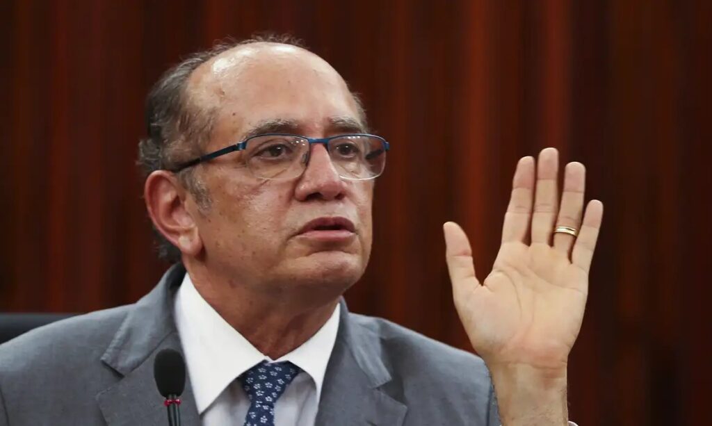 O ministro **Gilmar Mendes**, do Supremo Tribunal Federal (**STF**), tomou uma decisão significativa ao anular a aprovação de um requerimento da **Comissão Parlamentar de Inquérito (CPI) do Crime Organizado**. Este requerimento visava a quebra de sigilos fiscal e bancário de uma empresa associada ao **Resort Tayayá**. Segundo a publicação, a decisão de Gilmar Mendes foi baseada em irregularidades no procedimento adotado pela comissão para aprovar o requerimento. A CPI havia analisado o pedido em bloco, um método que já tinha sido alvo de questionamentos anteriores. A decisão de Gilmar Mendes destaca a importância de seguir procedimentos rigorosos e transparentes em investigações parlamentares. Segundo a publicação, a análise em bloco de requerimentos pode comprometer a individualidade e a especificidade necessárias para cada caso, levando a possíveis injustiças ou abusos de poder. A anulação do requerimento pela autoridade do STF reforça a necessidade de que as comissões parlamentares sigam estritamente os protocolos estabelecidos, garantindo que os direitos das partes envolvidas sejam respeitados. Este caso específico ressalta a vigilância do STF em assegurar que as investigações sejam conduzidas de maneira justa e dentro dos limites legais. Além disso, a decisão do ministro Gilmar Mendes pode ter implicações mais amplas para o funcionamento das CPIs no Brasil. Segundo a publicação, ao invalidar a quebra de sigilo, o STF envia uma mensagem clara sobre a importância do cumprimento das normas processuais. Isso pode influenciar futuras investigações e a forma como as comissões parlamentares conduzem seus trabalhos, promovendo uma cultura de maior responsabilidade e respeito às garantias legais. A atuação do STF, neste contexto, não apenas protege os direitos individuais, mas também fortalece a credibilidade das instituições democráticas ao assegurar que as investigações sejam conduzidas de maneira justa e imparcial.