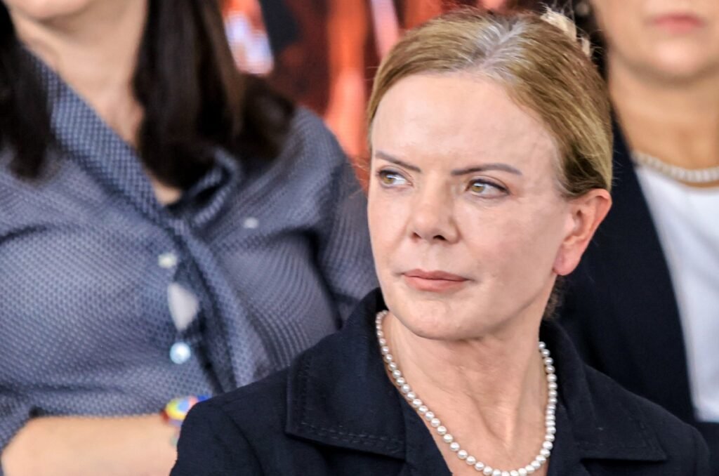 Por que Gleisi Hoffmann chamou Flávio e Eduardo Bolsonaro de "vendilhões da pátria"? Gleisi acusou os irmãos de atuarem contra os interesses nacionais, fazendo "juras de subserviência a Donald Trump" e espalhando "mentiras sobre o Brasil" na CPAC, um fórum da direita trumpista nos EUA. Qual foi a reação de Gleisi ao discurso de Flávio Bolsonaro na CPAC? Gleisi criticou o pedido de Flávio por "pressão diplomática" dos EUA sobre o Brasil, afirmando que os irmãos não disfarçam seu projeto de entregar o país a interesses estrangeiros. O que Flávio Bolsonaro pediu na CPAC sobre as eleições de 2026? Flávio pediu que os EUA e o "mundo livre" exerçam "pressão diplomática" para garantir eleições "livres e justas" no Brasil, baseadas em "valores de origem americana". Como Flávio Bolsonaro se posicionou em relação ao governo Lula na CPAC? Flávio atacou Lula, acusando-o de ser "abertamente antiamericano" e de alinhar o Brasil à China, além de afirmar que Lula evitou que facções criminosas fossem classificadas como terroristas nos EUA. Qual é a visão de Flávio Bolsonaro sobre sua candidatura à Presidência em 2026? Flávio se apresentou como herdeiro político de Jair Bolsonaro, prometendo ser um "Bolsonaro 2.0", "muito melhor" que o primeiro governo, e expressou desejo de voltar à CPAC como presidente do Brasil. Como Eduardo Bolsonaro participou do evento na CPAC? Eduardo, que vive nos EUA e teve o mandato cassado, chamou o irmão ao palco e gravou o discurso para mostrar ao pai, Jair Bolsonaro, que está em prisão domiciliar no Brasil. Quais foram as críticas de Gleisi à família Bolsonaro? Gleisi associou a família ao agravamento da crise social e sanitária no Brasil, mencionando o Mapa da Fome e a destruição econômica, além de acusá-los de mentir e desafiar a democracia e a Justiça. O que Flávio Bolsonaro propôs sobre a relação Brasil-EUA? Flávio sugeriu uma aproximação estratégica, propondo que o Brasil se torne parceiro preferencial dos EUA em minerais críticos e alinhando-se aos interesses geopolíticos americanos. Como Gleisi Hoffmann vê a atuação dos irmãos Bolsonaro nos EUA? Gleisi afirmou que eles "conspiraram com os EUA para impor o tarifaço contra nosso país" e concluiu que o negócio deles é mentir e desafiar a democracia e a Justiça. Qual é a situação atual de Jair Bolsonaro em relação às redes sociais? Jair Bolsonaro está em prisão domiciliar e, por determinação do ministro Alexandre de Moraes, não pode acessar plataformas digitais, seja diretamente ou por terceiros. Como Gleisi relaciona a família Bolsonaro à pandemia de COVID-19? Gleisi responsabiliza a família pela morte de centenas de milhares de vítimas da COVID-19, associando-os à crise sanitária enfrentada pelo Brasil. Qual foi a mensagem final de Gleisi sobre os irmãos Bolsonaro? Gleisi concluiu que "tal pai, tal filho", indicando que o negócio deles é mentir e desafiar a democracia e a Justiça, reforçando suas críticas à atuação dos irmãos.