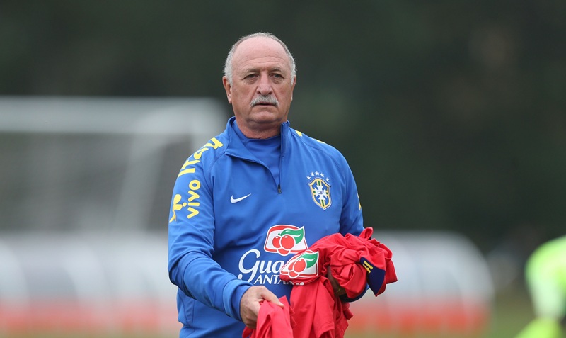 A **Globo** anunciou a contratação de **Luiz Felipe Scolari**, conhecido como **Felipão**, para atuar como comentarista na cobertura da próxima **Copa do Mundo**. Segundo a publicação da Revista Oeste, o canal por assinatura **SporTV**, pertencente à TV Globo, confirmou que o ex-técnico da **Seleção Brasileira** e do **Palmeiras** fará parte do time de comentaristas. Felipão, que conquistou o título mundial em 2002 com a seleção, trará sua vasta experiência e conhecimento para enriquecer as análises e debates durante o evento esportivo. Ele estará presente no programa **Seleção**, que será transmitido ao vivo de Nova York e será apresentado por **André Rizek**. A escolha de Felipão como comentarista para a Copa do Mundo reflete o esforço da Globo em reforçar sua equipe de cobertura com profissionais de renome e experiência comprovada no futebol. Segundo o site TV Pop, a presença de um campeão mundial como Scolari agrega valor e credibilidade às transmissões, oferecendo ao público uma perspectiva única sobre os jogos e as seleções participantes. O programa Seleção, que contará com a participação de Felipão, promete trazer análises detalhadas e discussões aprofundadas sobre as partidas, estratégias e desempenhos dos times, diretamente de um dos centros mais importantes do mundo, Nova York. A participação de Felipão no SporTV também marca um momento significativo em sua carreira, agora como comentarista, após anos de sucesso como técnico. Sua visão estratégica e experiência em competições internacionais serão fundamentais para proporcionar aos telespectadores uma cobertura rica e informativa. A expectativa é que sua presença no programa Seleção contribua para um entendimento mais amplo e detalhado do torneio, destacando aspectos táticos e técnicos que muitas vezes passam despercebidos. Com essa contratação, a Globo busca não apenas informar, mas também entreter e engajar o público durante um dos eventos esportivos mais aguardados do mundo.