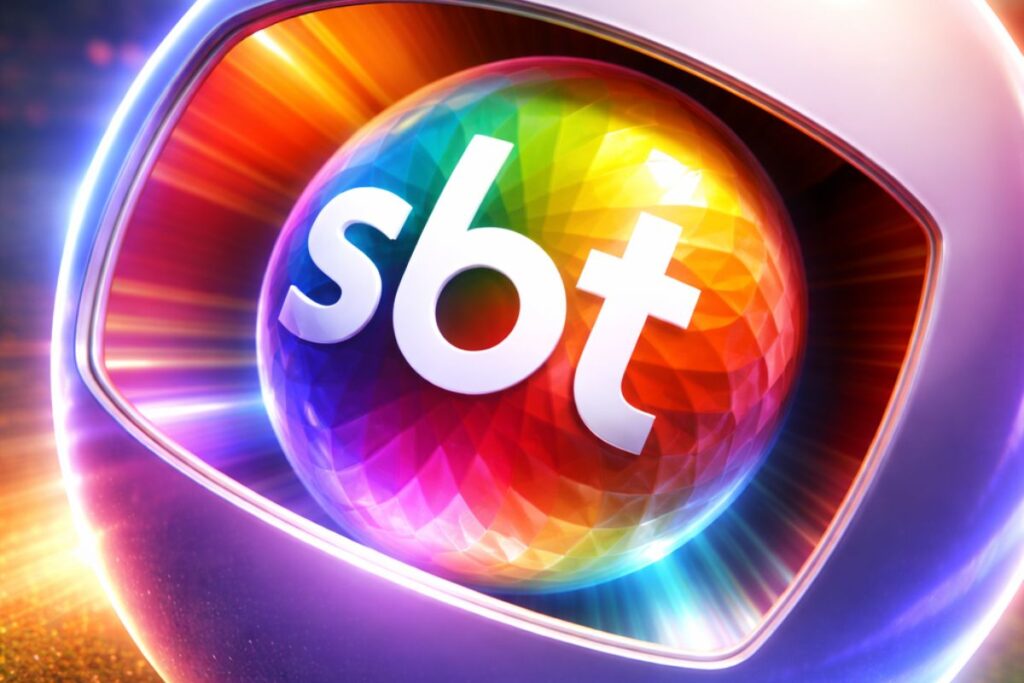 A **FIFA** anunciou uma mudança significativa na transmissão da **Copa do Mundo de 2026**, nomeando o **YouTube** como a plataforma oficial do evento. Essa decisão marca uma transformação no modo como o torneio será distribuído globalmente, destacando o papel central do digital na cobertura esportiva. Embora a novidade não elimine os direitos tradicionais de transmissão televisiva, ela reposiciona o digital como uma peça fundamental na estratégia de distribuição de conteúdo da FIFA. Segundo a publicação, essa mudança impacta diretamente emissoras tradicionais como a **Globo** e o **SBT**, que historicamente detinham os direitos de transmissão do evento no Brasil. A escolha do YouTube como plataforma oficial reflete uma tendência crescente de consumo de conteúdo esportivo em plataformas digitais. Segundo o site, a FIFA busca alcançar um público mais amplo e diversificado, especialmente entre os jovens, que cada vez mais consomem conteúdo online. Essa estratégia permite que a FIFA explore novas formas de engajamento com os fãs, oferecendo experiências interativas e conteúdo exclusivo que vão além da transmissão tradicional. Além disso, a parceria com o YouTube pode proporcionar uma cobertura mais abrangente e acessível, permitindo que espectadores de diferentes partes do mundo acompanhem o evento em tempo real. Apesar da mudança, a decisão da FIFA não elimina a importância das transmissões televisivas. As emissoras tradicionais ainda desempenham um papel crucial na cobertura do evento, especialmente em regiões onde o acesso à internet é limitado. No entanto, a nomeação do YouTube como canal oficial da Copa do Mundo de 2026 sinaliza uma evolução no consumo de mídia esportiva, onde o digital e o tradicional coexistem e se complementam. Segundo a publicação, essa abordagem híbrida pode redefinir o futuro das transmissões esportivas, oferecendo aos espectadores uma experiência mais rica e diversificada.