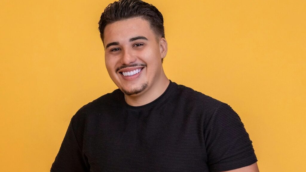 **Globo é processada por Pedro Henrique, que exige R$ 4,2 milhões de indenização**. O ex-participante do reality show Big Brother Brasil, Pedro Henrique, entrou com uma ação judicial contra a emissora Rede Globo. Ele alega ter sofrido **discriminação** durante sua participação no programa, o que, segundo ele, resultou em sua eliminação precoce e prejudicou sua imagem pública. O valor da indenização exigida por Pedro Henrique é de R$ 4,2 milhões, conforme relatado pelo site Observatório da TV. De acordo com a publicação, Pedro Henrique afirma que sua saída do reality show foi influenciada por um tratamento desigual em relação aos outros participantes. Ele alega que a edição do programa destacou aspectos negativos de sua personalidade, o que teria contribuído para sua eliminação. Além disso, Pedro Henrique sustenta que a emissora não tomou medidas adequadas para proteger sua imagem, o que teria gerado um impacto negativo em sua carreira e oportunidades profissionais futuras. A ação judicial busca reparar os danos morais e materiais que ele alega ter sofrido. O caso levanta questões sobre a responsabilidade das emissoras de televisão em relação ao tratamento dado aos participantes de reality shows. Segundo o site Observatório da TV, a defesa de Pedro Henrique argumenta que a Globo tem um papel significativo na construção da imagem pública dos participantes e, portanto, deve ser responsabilizada por eventuais danos causados. A emissora, por sua vez, ainda não se pronunciou oficialmente sobre o processo. Este caso pode abrir precedentes importantes para a forma como a participação em reality shows é gerida e como os direitos dos participantes são protegidos.