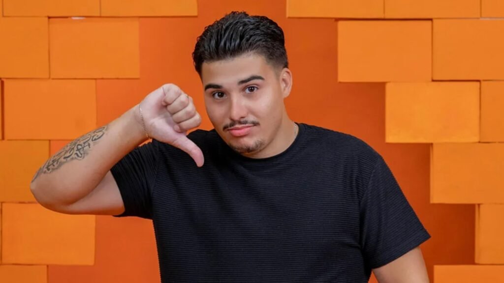 Por que a Globo está cobrando R$ 1,5 milhão de um ex-BBB? A Globo cobra R$ 1,5 milhão de Pedro Henrique Espindola por quebra de confidencialidade após vazamento de informações do BBB 26. Qual foi a causa do vazamento de informações? O contrato de Pedro com a Globo circulou na internet após ele iniciar um processo judicial contra a emissora. Quais são as consequências da quebra de confidencialidade? A quebra de confidencialidade, segundo a cláusula 7.5 do contrato, resulta em multa e a confidencialidade é perpétua. Como a Globo está reagindo a essa situação? A Globo notificou os representantes de Pedro e deve incluir o episódio na defesa judicial. O que Pedro Henrique Espindola busca com o processo contra a Globo? Pedro processa a Globo pedindo R$ 4,2 milhões por danos morais após desistir do reality. Qual é o prazo para a Globo se manifestar na Justiça? A Globo tem 15 dias para apresentar manifestação à Justiça do Paraná após ser notificada.