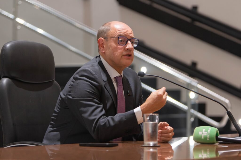 O **governador interino do Rio de Janeiro**, Ricardo Couto, tem um encontro crucial agendado com o presidente Luiz Inácio Lula da Silva. Este encontro, marcado para esta quinta-feira (26) às 15h, no Aeroporto Santos Dumont, representa o primeiro diálogo direto entre Couto e Lula desde que o desembargador assumiu o comando do governo estadual. A mudança de liderança ocorreu após a renúncia de Claudio Castro na segunda-feira (23). Couto, que também é presidente do Tribunal de Justiça do Rio de Janeiro, deve permanecer à frente do governo até que a Assembleia Legislativa escolha um novo governador por meio de uma eleição indireta. O escolhido ocupará o cargo até dezembro, quando se encerraria o mandato de Castro. Mas qual é o principal objetivo desta reunião entre Ricardo Couto e Lula? Segundo a publicação, o governador interino pretende apresentar um pedido de **readequação das condições de pagamento da dívida do Rio de Janeiro com a União**. Esta solicitação é motivada pela previsão de um déficit significativo no orçamento do estado. A lei orçamentária do Rio de Janeiro prevê um déficit de R$ 19 bilhões em 2026, indicando que o estado está gastando mais do que arrecada. Por que o Rio de Janeiro enfrenta um déficit tão grande? O déficit orçamentário de R$ 19 bilhões é um reflexo de uma série de desafios econômicos e financeiros enfrentados pelo estado. Entre os fatores que contribuem para essa situação estão a queda na arrecadação de impostos, o aumento das despesas públicas e a necessidade de investimentos em infraestrutura e serviços essenciais. Além disso, o estado ainda não foi incluído no **Programa de Pleno Pagamento de Dívidas dos Estados (PROPAG)**, um programa de recuperação fiscal federal que poderia aliviar parte da pressão financeira. O que é o PROPAG e como ele poderia ajudar o Rio de Janeiro? O PROPAG é um programa federal destinado a ajudar estados em dificuldades financeiras a reestruturar suas dívidas com a União. A inclusão do Rio de Janeiro neste programa poderia proporcionar condições mais favoráveis de pagamento, permitindo ao estado reorganizar suas finanças e reduzir o déficit orçamentário. No entanto, até o momento, o Rio ainda não foi incluído no PROPAG, o que torna a reunião entre Couto e Lula ainda mais crucial. Qual é a importância deste encontro para o futuro do Rio de Janeiro? A reunião entre Ricardo Couto e Lula é de extrema importância para o futuro financeiro do estado. A possibilidade de renegociar a dívida com a União e buscar a inclusão no PROPAG pode ser um passo decisivo para estabilizar as finanças do Rio de Janeiro. Além disso, o encontro representa uma oportunidade para o governador interino estabelecer um diálogo direto com o governo federal, o que pode abrir portas para futuras colaborações e apoio em outras áreas críticas. Em resumo, o encontro entre o governador interino Ricardo Couto e o presidente Lula é um evento de grande relevância para o estado do Rio de Janeiro. Com um déficit orçamentário projetado de R$ 19 bilhões e a exclusão do PROPAG, a readequação das condições de pagamento da dívida com a União é uma prioridade urgente. A reunião pode ser um ponto de virada para o estado, oferecendo uma chance de reestruturar suas finanças e garantir um futuro mais estável e próspero.