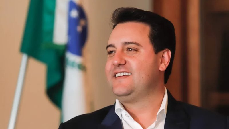 O **Governador Ratinho Junior** tomou a decisão de não disputar a Presidência da República, optando por concluir seu mandato no estado do Paraná. Essa escolha reflete um compromisso com os projetos e iniciativas em andamento no estado, priorizando a continuidade das políticas públicas locais. Ratinho Junior, ao decidir permanecer no cargo, demonstra foco em consolidar as ações que vêm sendo desenvolvidas em sua gestão, garantindo que o Paraná continue a trilhar um caminho de crescimento e desenvolvimento sustentável. A decisão de Ratinho Junior de não se candidatar à Presidência pode ser vista como uma estratégia para fortalecer sua administração estadual. Ao concluir seu mandato, ele tem a oportunidade de implementar completamente suas propostas e deixar um legado duradouro para o Paraná. Essa escolha também pode ser interpretada como uma forma de assegurar que as políticas iniciadas sob sua liderança tenham continuidade, sem interrupções que poderiam ocorrer em um cenário de transição para uma candidatura presidencial. Durante seu mandato, Ratinho Junior tem se concentrado em diversas áreas prioritárias para o estado, como infraestrutura, educação, saúde e segurança pública. A continuidade no cargo permitirá que ele avance em projetos de infraestrutura que visam melhorar a logística e a mobilidade no Paraná, beneficiando tanto a população quanto o setor produtivo. Na educação, a permanência no governo possibilita a implementação de programas que buscam elevar a qualidade do ensino e ampliar o acesso à educação para todos os paranaenses. Na área da saúde, Ratinho Junior tem a oportunidade de consolidar políticas que visam melhorar o atendimento à população, com foco na ampliação e modernização dos serviços de saúde pública. A segurança pública também é uma prioridade, e a continuidade no governo permitirá que ele avance em iniciativas para reduzir a criminalidade e aumentar a sensação de segurança entre os cidadãos. A decisão de Ratinho Junior de concluir seu mandato no Paraná também pode ser vista como uma forma de fortalecer sua base política e preparar o terreno para futuras disputas eleitorais. Ao focar em sua administração estadual, ele pode consolidar seu apoio entre os eleitores paranaenses, criando uma base sólida para possíveis candidaturas futuras. Além disso, a escolha de permanecer no governo do Paraná pode ter impactos positivos na economia local. A estabilidade política e a continuidade das políticas públicas são fatores que podem atrair investimentos e fomentar o desenvolvimento econômico no estado. Com a conclusão de seu mandato, Ratinho Junior tem a oportunidade de implementar medidas que incentivem o crescimento econômico, gerem empregos e melhorem a qualidade de vida da população. Em resumo, a decisão do **Governador Ratinho Junior** de não disputar a Presidência e concluir seu mandato no Paraná reflete um compromisso com a continuidade das políticas públicas e o desenvolvimento do estado. Essa escolha permite que ele avance em projetos prioritários, fortaleça sua base política e contribua para o crescimento econômico do Paraná. A permanência no cargo oferece a oportunidade de consolidar um legado de realizações e preparar o terreno para futuros desafios políticos.