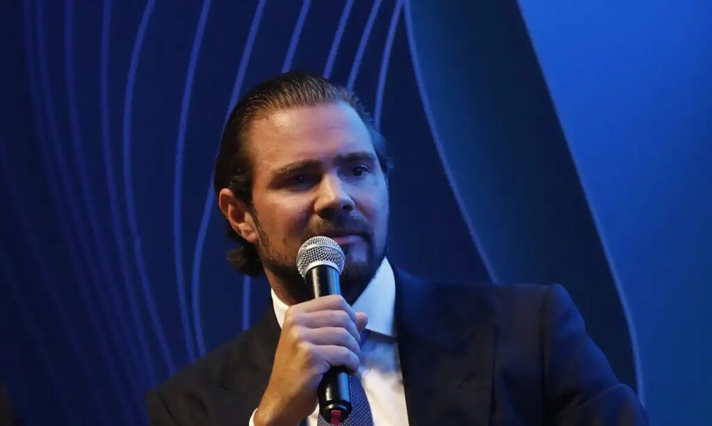 O **governo da Bahia** realizou um total de 207 pagamentos ao **Banco Master**, somando aproximadamente R$ 49,2 milhões, entre 2023 e fevereiro de 2026. Essas informações foram reveladas pelo jornalista Lauro Jardim, do jornal O Globo, e estão disponíveis no **Portal da Transparência do Estado**. Segundo a publicação, a administração do governador **Jerônimo Rodrigues** (PT) destinou R$ 47,4 milhões dessas transações a operações relacionadas à antecipação de receitas. Este tipo de operação financeira é comum em administrações públicas, permitindo que governos obtenham recursos de forma antecipada para atender a demandas imediatas. O detalhamento das operações financeiras realizadas pelo governo baiano com o Banco Master evidencia a importância de mecanismos de transparência na gestão pública. Conforme os dados divulgados, a maior parte dos recursos foi utilizada em operações de antecipação, uma prática que, embora comum, requer uma gestão cuidadosa para evitar o comprometimento das finanças futuras do estado. O uso de antecipações de receita pode ser uma estratégia eficaz para lidar com desafios financeiros imediatos, mas também pode aumentar a responsabilidade fiscal a longo prazo, exigindo planejamento e controle rigorosos. A divulgação dessas informações pelo Portal da Transparência e pela mídia ressalta a necessidade de acompanhamento e fiscalização das finanças públicas. A transparência nas operações financeiras é essencial para garantir que os recursos públicos sejam utilizados de maneira eficiente e responsável. Além disso, a publicação dessas informações permite que a sociedade civil e órgãos de controle acompanhem de perto as ações do governo, promovendo uma gestão mais aberta e responsável. O caso do governo da Bahia e o Banco Master exemplifica como a transparência pode servir como uma ferramenta vital para a governança pública, assegurando que as decisões financeiras sejam tomadas com responsabilidade e em benefício da população.