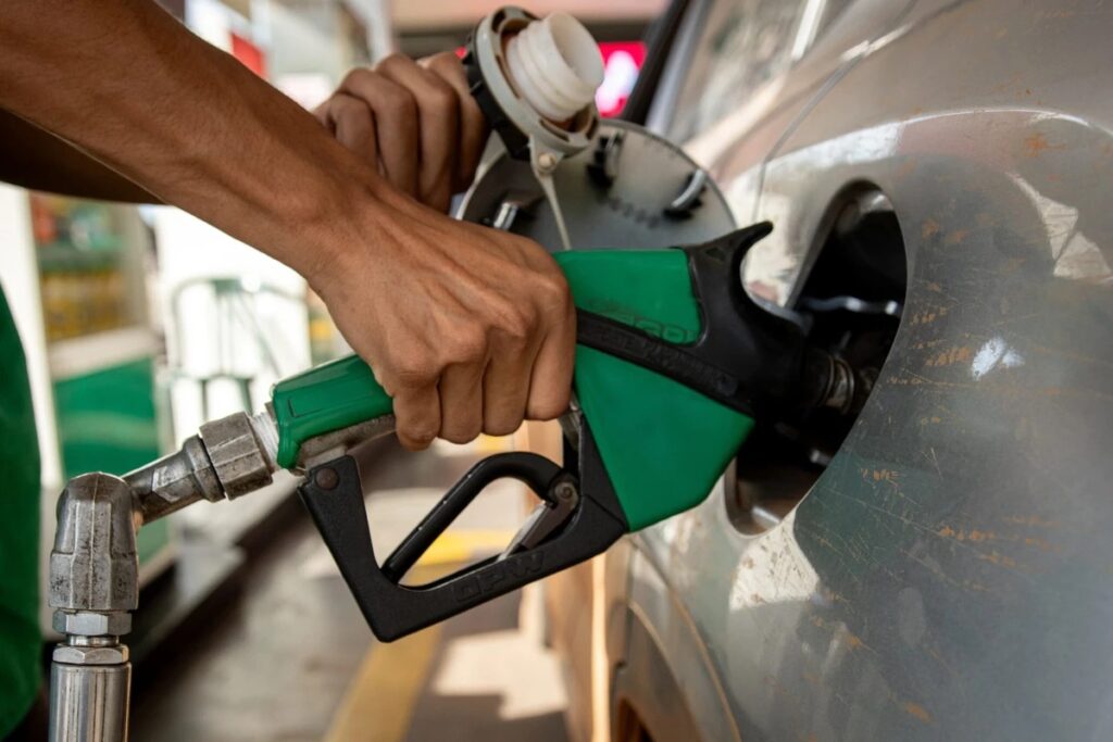 O **governo** anunciou recentemente a definição de uma **tabela de referência para o diesel**, que tem como objetivo orientar a subvenção ao combustível. Esta medida busca trazer maior previsibilidade ao setor, estabelecendo parâmetros claros para o cálculo dos subsídios. No entanto, segundo a publicação, ainda existem incertezas sobre como essa tabela irá impactar diretamente o preço do diesel nas bombas. A expectativa é que, com a nova tabela, haja uma padronização nos valores de referência, mas o repasse efetivo ao consumidor final ainda gera dúvidas entre especialistas e representantes do setor. De acordo com o site, a principal preocupação reside na forma como os valores de referência serão aplicados na prática. Embora a tabela estabeleça diretrizes para a subvenção, não há garantias de que os preços nas bombas serão ajustados de maneira proporcional. Isso ocorre porque o mercado de combustíveis é influenciado por uma série de fatores, incluindo variações cambiais, custos de distribuição e impostos locais. Assim, mesmo com a tabela definida, o impacto real sobre o preço do diesel pode variar significativamente de uma região para outra, o que torna o efeito na bomba ainda incerto. Além disso, o setor de combustíveis expressa preocupações sobre a transparência e a eficácia do repasse dos subsídios. Segundo o site, há um debate contínuo sobre a necessidade de mecanismos mais robustos para garantir que os benefícios da subvenção cheguem ao consumidor final. A implementação da tabela é vista como um passo importante, mas não suficiente para resolver todas as questões relacionadas ao preço do diesel. O governo, por sua vez, afirma que continuará monitorando a situação e ajustando as políticas conforme necessário para assegurar que os objetivos da subvenção sejam alcançados de maneira eficaz.