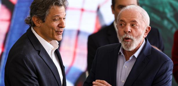 O **governo Lula** reconhece o **favoritismo** de **Tarcísio de Freitas**, atual governador de São Paulo e membro do partido Republicanos, na corrida pela reeleição. No entanto, mantém a confiança de que **Fernando Haddad**, ao deixar o Ministério da Fazenda, conseguirá levar o Partido dos Trabalhadores (PT) ao segundo turno das eleições estaduais. Segundo a publicação, Haddad está prestes a assumir um papel crucial na estratégia política do PT em São Paulo, onde o partido busca consolidar sua presença e desafiar a liderança de Tarcísio. A movimentação política ocorre em um cenário onde Tarcísio de Freitas desponta como o principal candidato, com forte apoio popular e político, o que o coloca em uma posição privilegiada para a reeleição. De acordo com o site, o governo Lula está ciente desse cenário e, por isso, aposta na experiência e no carisma de Fernando Haddad para mobilizar o eleitorado e garantir que o PT tenha uma presença significativa no segundo turno. A estratégia envolve não apenas a transferência de Haddad para a campanha, mas também a articulação de alianças e o fortalecimento da base petista no estado. O desafio para Haddad e o PT é grande, mas não intransponível. Segundo a publicação, a missão de Haddad é revitalizar a imagem do partido em São Paulo e apresentar propostas que ressoem com as necessidades e expectativas dos eleitores paulistas. O governo Lula acredita que, com uma campanha bem estruturada e focada em temas relevantes para a população, é possível reverter o quadro atual e garantir um espaço no segundo turno das eleições. Essa movimentação política reflete a importância estratégica de São Paulo no cenário nacional e a determinação do PT em manter sua influência no estado.