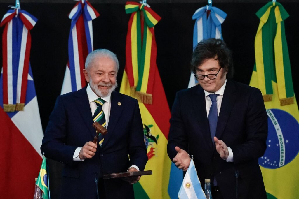 De acordo com a publicação da Folha de S.Paulo, o governo do presidente Luiz Inácio Lula da Silva adotou um entendimento que pode permitir a imposição de um "sigilo eterno" sobre correspondências oficiais trocadas entre o presidente e chefes de Estado, além de outras autoridades internacionais. A medida, segundo o site, abre uma brecha para que essas comunicações sejam mantidas fora do alcance público indefinidamente, o que levanta questões sobre a transparência e o acesso à informação. A publicação destaca que essa decisão pode impactar a forma como documentos oficiais são tratados no Brasil, especialmente no que diz respeito à preservação do sigilo em negociações e diálogos diplomáticos. Ainda conforme a Folha de S.Paulo, a decisão do governo Lula se baseia em interpretações legais que permitem classificar essas correspondências como documentos ultrassecretos, os quais podem ser mantidos em sigilo por tempo indeterminado. A publicação ressalta que essa classificação pode ser renovada indefinidamente, o que, na prática, resultaria em um sigilo permanente. Especialistas ouvidos pela Folha apontam que essa prática pode ser vista como um retrocesso em termos de transparência governamental, uma vez que limita o acesso da sociedade a informações que poderiam ser de interesse público. Segundo o site, a adoção desse entendimento pelo governo federal ocorre em um contexto de debates sobre a Lei de Acesso à Informação, que estabelece diretrizes para a transparência e o acesso a documentos públicos no Brasil. A Folha de S.Paulo menciona que, embora a lei preveja a possibilidade de sigilo em casos específicos, a extensão desse sigilo para correspondências presidenciais pode ser vista como uma ampliação das restrições ao acesso à informação. A publicação conclui que essa medida pode gerar discussões sobre o equilíbrio entre a necessidade de sigilo em questões diplomáticas e o direito à informação por parte da sociedade.