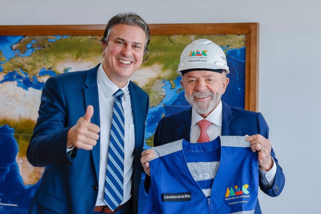 O **Governo Lula** tem enfrentado desafios significativos na execução das obras de educação planejadas para sua gestão. De acordo com informações do site Poder Nacional, apenas 12% das obras previstas foram concluídas até o momento. Este dado reflete um cenário preocupante, considerando que o Novo Programa de Aceleração do Crescimento (**Novo PAC**) destinou R$ 15 bilhões para construções educacionais, dos quais somente R$ 1,2 bilhão foi efetivamente desembolsado. A discrepância entre o valor alocado e o valor gasto indica dificuldades na implementação das políticas educacionais prometidas. Segundo a publicação, um dos principais obstáculos para o avanço das obras é o atraso em processos de **licitação**, que são essenciais para a contratação de empresas responsáveis pelas construções. Além disso, há registros de cancelamentos de projetos e de obras que ainda não foram iniciadas, o que contribui para o baixo percentual de conclusão. Esses fatores apontam para uma necessidade urgente de revisão e aprimoramento dos processos administrativos e burocráticos envolvidos na execução das obras públicas, a fim de garantir que os recursos destinados à educação sejam utilizados de forma eficaz e eficiente. O impacto desse atraso na entrega das obras de educação é significativo, pois afeta diretamente a infraestrutura disponível para estudantes e educadores em todo o país. A melhoria das condições físicas das escolas é fundamental para proporcionar um ambiente de aprendizado adequado e para a implementação de políticas educacionais de qualidade. Portanto, é crucial que o governo adote medidas para acelerar a execução dos projetos, assegurando que os investimentos no setor educacional resultem em benefícios concretos para a sociedade. A situação atual destaca a importância de uma gestão eficaz e transparente dos recursos públicos, especialmente em áreas tão essenciais quanto a educação.