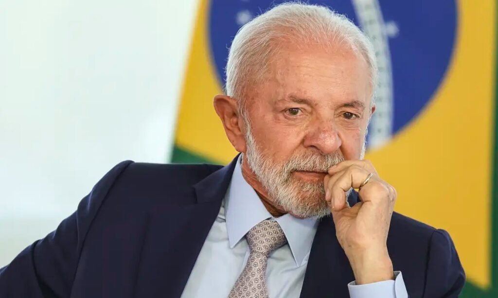 **Governo Lula Registra Déficit de R$ 30 Bilhões em Fevereiro de 2026: Quais os Fatores e Implicações?** O governo do presidente **Luiz Inácio Lula da Silva** encerrou fevereiro de 2026 com um déficit de **R$ 30 bilhões**, segundo a publicação. Este resultado, embora negativo, representa uma leve melhora em relação ao mesmo período do ano anterior, quando o déficit foi de **R$ 31,6 bilhões**. Mas o que está por trás desse resultado? E quais são as implicações para as finanças públicas? **Qual é o cenário acumulado das contas públicas?** Nos últimos 12 meses, o déficit acumulado chegou a **R$ 60,4 bilhões**, indicando dificuldades persistentes para equilibrar as finanças públicas. Este cenário reflete desafios estruturais que o governo enfrenta para manter as contas em ordem. **Quais são os principais fatores que contribuem para o déficit?** O principal fator que pesa sobre o resultado fiscal é o **sistema previdenciário**. O **Regime Geral de Previdência Social** registrou um déficit de **R$ 22,4 bilhões** apenas em fevereiro, mantendo-se como o maior desafio estrutural das contas do governo. Além disso, o **Tesouro Nacional** e o **Banco Central** contribuíram com um impacto negativo de **R$ 7,6 bilhões** no período. **Como os gastos públicos influenciam o déficit?** A elevação dos gastos públicos é outro ponto determinante para o desempenho fiscal. As despesas totais cresceram **3,1% acima da inflação**, refletindo a expansão de custos em diversas áreas da administração federal. As chamadas **despesas discricionárias**, que são aquelas em que o governo possui maior flexibilidade de gestão, tiveram um acréscimo de **R$ 5,4 bilhões**. **Quais setores mais influenciaram o aumento dos gastos?** Entre os setores que mais influenciaram o crescimento dos gastos está a **educação**, que demandou **R$ 3,4 bilhões** adicionais, impulsionada por repasses relacionados ao programa **Pé-de-Meia**. Na **saúde**, os pagamentos também aumentaram, com acréscimo de **R$ 1,4 bilhão** no período. As despesas com **pessoal e encargos sociais** subiram **R$ 2,2 bilhões**, refletindo reajustes concedidos aos servidores públicos ao longo de 2025. **Como a previdência social impacta as finanças públicas?** A previdência social continua a ser um dos maiores desafios para as finanças públicas. O aumento de custos na previdência foi influenciado pelo reajuste do **salário mínimo** e pelo crescimento no número de beneficiários, o que elevou as despesas em **R$ 1,7 bilhão**. **Quais são as perspectivas para o futuro?** O cenário fiscal do governo Lula em 2026 apresenta desafios significativos. A necessidade de equilibrar as contas públicas exige medidas que possam conter o crescimento dos gastos, especialmente em áreas como a previdência social e as despesas discricionárias. A busca por soluções sustentáveis para o déficit fiscal será crucial para garantir a estabilidade econômica do país. Em resumo, o déficit de **R$ 30 bilhões** registrado em fevereiro de 2026 é resultado de uma combinação de fatores estruturais e conjunturais. O governo enfrenta o desafio de implementar políticas eficazes para controlar os gastos e melhorar a saúde fiscal do país.