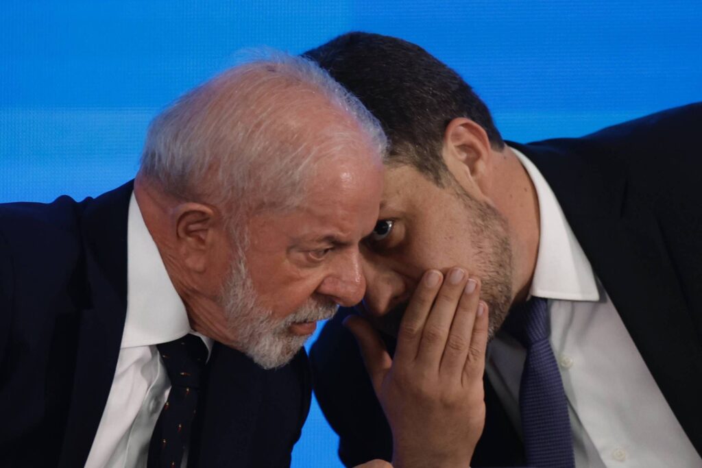 A **cúpula do governo federal** adotou uma nova estratégia política ao instruir seus aliados a adotarem uma postura ofensiva contra o senador **Flávio Bolsonaro** (PL-RJ). Essa mudança de orientação ocorre em um contexto onde Flávio é visto como o provável principal adversário do presidente **Lula** (PT) nas eleições de 2026. Segundo a publicação, essa decisão marca uma virada significativa na abordagem do governo, que anteriormente mantinha uma postura mais defensiva em relação ao senador. A estratégia visa enfraquecer a imagem de Flávio Bolsonaro e consolidar a posição de Lula como candidato forte para a próxima eleição presidencial. De acordo com o site, essa nova orientação do governo envolve uma série de ações coordenadas para destacar pontos fracos e controvérsias associadas ao senador Flávio Bolsonaro. A intenção é criar um ambiente político desfavorável para o adversário, explorando questões que possam minar sua credibilidade e popularidade. Essa abordagem inclui a utilização de discursos públicos, entrevistas e outras formas de comunicação para enfatizar críticas e questionamentos sobre a atuação de Flávio Bolsonaro. A estratégia também busca mobilizar a base aliada para garantir que a mensagem do governo seja amplamente disseminada e ressoe com o eleitorado. Além disso, segundo a publicação, essa ofensiva política é vista como uma tentativa de antecipar o cenário eleitoral de 2026, preparando o terreno para uma disputa que promete ser acirrada. A movimentação do governo reflete a importância que a eleição presidencial de 2026 tem para o futuro político do país, e a necessidade de se posicionar de forma assertiva desde já. A expectativa é que essa estratégia de ataque possa influenciar a percepção pública e moldar o debate político nos próximos anos, consolidando a liderança de Lula e enfraquecendo a oposição representada por Flávio Bolsonaro.