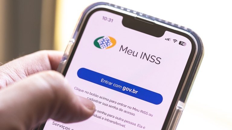 Por que o governo prorrogou o prazo para contestação de descontos do INSS? O governo estendeu o prazo até 20 de junho para permitir que mais aposentados e pensionistas contestem descontos indevidos do INSS, ampliando a oportunidade de reaver valores por meio de acordo administrativo. Quais são as consequências dessa prorrogação para os beneficiários? A prorrogação oferece mais tempo para que beneficiários que ainda não formalizaram a contestação possam buscar a devolução dos valores descontados indevidamente. Quantos beneficiários já contestaram os descontos indevidos? Mais de 6 milhões de beneficiários já questionaram as cobranças, e 4,3 milhões aderiram ao acordo para reaver os valores descontados irregularmente. Qual é o valor total já restituído pelo INSS? O INSS já restituiu mais de R$ 2,9 bilhões a segurados que contestaram descontos indevidos. Como os beneficiários podem buscar ressarcimento dos descontos? Os beneficiários devem identificar cobranças associativas não autorizadas e comunicar o INSS pelo aplicativo Meu INSS, Central 135 ou em agências dos Correios. Qual é o prazo para resposta após a contestação? A entidade responsável pela cobrança tem até 15 dias úteis para responder à contestação. O que acontece se não houver resposta ou se as justificativas forem irregulares? Se não houver resposta ou se as justificativas forem irregulares, o sistema libera a adesão ao acordo para devolução do valor. Em quanto tempo o ressarcimento é depositado após a adesão ao acordo? Após a adesão, o ressarcimento é depositado em até três dias úteis na conta do benefício. Como funciona a devolução para indígenas, quilombolas e idosos acima de 80 anos? Para esses grupos, a devolução ocorre automaticamente na folha de pagamento, sem necessidade de formalizar o aceite ao acordo. Qual é a importância de identificar cobranças associativas não autorizadas? Identificar essas cobranças é crucial para iniciar o processo de contestação e buscar a devolução dos valores descontados indevidamente. Quais são os canais disponíveis para comunicação com o INSS? Os beneficiários podem usar o aplicativo Meu INSS, a Central 135 ou agências dos Correios para comunicar o INSS sobre descontos indevidos. Por que é importante aderir ao acordo para devolução dos valores? A adesão ao acordo é essencial para garantir o ressarcimento dos valores descontados indevidamente, de forma rápida e eficiente. O que os beneficiários devem fazer se enfrentarem dificuldades no processo de contestação? Eles devem buscar orientação nos canais oficiais do INSS ou procurar assistência jurídica para garantir seus direitos. Como a prorrogação do prazo impacta o planejamento financeiro dos beneficiários? A prorrogação permite que beneficiários planejem melhor suas finanças, sabendo que têm mais tempo para resolver questões de descontos indevidos. Quais são os próximos passos para quem já contestou os descontos? Aguardar a resposta da entidade responsável e, se necessário, aderir ao acordo para garantir a devolução dos valores. Como o governo está monitorando o processo de contestação e devolução? O governo, por meio do INSS, acompanha o número de contestações e adesões ao acordo, garantindo que os beneficiários sejam ressarcidos adequadamente.