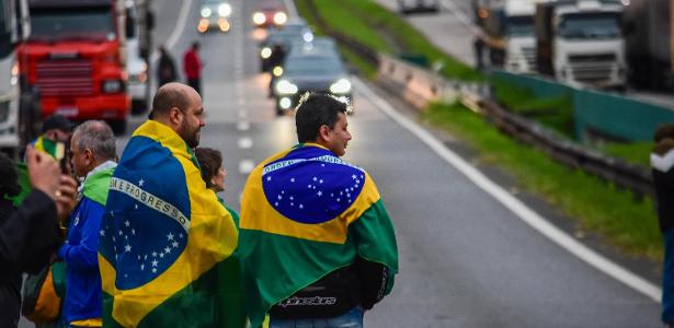 O governo do presidente **Lula (PT)** está atento às recentes ameaças de **greve dos caminhoneiros**, observando uma possível influência do **bolsonarismo** nesse movimento. Segundo a publicação, as ameaças de paralisação ganharam força na última semana, com motoristas apontando o aumento de 18,86% no preço do **diesel** desde o final de fevereiro como o principal motivo para a insatisfação. No entanto, o governo acredita que há um componente político por trás dessas manifestações, sugerindo que apoiadores do ex-presidente **Jair Bolsonaro** podem estar incentivando a mobilização dos caminhoneiros. De acordo com o site, enquanto o governo Lula analisa a situação, os próprios participantes do movimento negam qualquer influência política, afirmando que suas preocupações são estritamente econômicas. Os caminhoneiros destacam que o aumento no preço do diesel impacta diretamente seus custos operacionais, tornando suas atividades menos viáveis financeiramente. Apesar das negações, o governo permanece cauteloso, considerando o histórico de mobilizações anteriores que tiveram apoio de grupos políticos específicos. O contexto atual é complexo, com o governo buscando equilibrar a necessidade de diálogo com os caminhoneiros e a vigilância sobre possíveis manipulações políticas. Segundo a publicação, o governo está empenhado em encontrar soluções que possam mitigar o impacto do aumento dos combustíveis, ao mesmo tempo em que monitora de perto qualquer tentativa de politização do movimento. A situação exige uma abordagem cuidadosa para evitar que as tensões se intensifiquem, garantindo que as demandas dos caminhoneiros sejam ouvidas sem que haja interferência de interesses políticos externos.