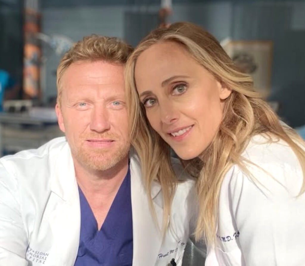 Por que “Grey’s Anatomy” demitiu astros veteranos? A produção decidiu demitir Kevin McKidd e Kim Raver para cortar custos e garantir a viabilidade financeira da 23ª temporada. Quais atores foram demitidos de “Grey’s Anatomy”? Kevin McKidd, que interpretava Owen Hunt, e Kim Raver, que vivia Teddy Altman, foram os atores demitidos. Como a demissão dos atores impacta a série? A saída dos atores visa equilibrar o orçamento e evitar o cancelamento da série, permitindo a continuidade do programa. Qual será o desfecho dos personagens Owen e Teddy? A criadora Shonda Rhimes prometeu um desfecho positivo para os personagens, amenizando suas recentes brigas na trama. Qual a importância de Kevin McKidd para a série? Kevin McKidd era o terceiro ator há mais tempo no elenco fixo, ingressando na 5ª temporada e contribuindo significativamente para a série. Como Kim Raver descreveu sua experiência na série? Kim Raver valorizou seu papel como Teddy Altman, destacando o privilégio de interpretar o personagem e trabalhar com a equipe de roteiristas. Qual a estratégia da produção para manter a série? A produção investe em novos médicos e contratos com limites de episódios para veteranos, equilibrando o orçamento sem cancelar o programa. Quem são os novos integrantes do elenco? O elenco agora inclui Alexis Floyd, Harry Shum Jr., Adelaide Kane e Niko Terho, reforçando a equipe com novos talentos.
