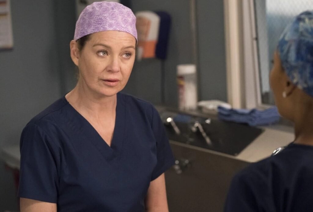 Grey's Anatomy foi renovada para a 23ª temporada? Sim, a série foi renovada, conforme anunciado nas redes sociais da produção em 30 de março. O que esperar da nova temporada sem Meredith Grey? Mesmo fora do elenco regular, Ellen Pompeo continuará como narradora e produtora executiva. Como a saída de Kim Raver e Kevin McKidd impacta a série? A saída dos atores, que interpretam Teddy Altman e Owen Hunt, já era especulada e ocorrerá no final da 22ª temporada. Por que a renovação de Grey's Anatomy é significativa? A série, criada por Shonda Rhimes, continua a cativar o público com histórias envolventes sobre médicos em Seattle. Qual é o papel de Patrick Dempsey e Eric Dane na série? Ambos são conhecidos por seus papéis icônicos, mas suas participações recentes foram mais esporádicas. Como Grey's Anatomy mantém seu sucesso ao longo dos anos? A série se reinventa constantemente, abordando temas médicos e pessoais que ressoam com o público. O que os fãs podem esperar do futuro de Grey's Anatomy? Com novas histórias e desafios, a série promete continuar emocionando e surpreendendo seus espectadores.