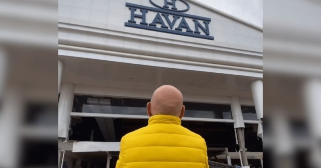 Na manhã desta quinta-feira (26), um **grupo suspeito de aplicar golpes contra as lojas Havan** tornou-se alvo de uma operação interestadual integrada pelas Polícias Civis de Santa Catarina, São Paulo, Minas Gerais e Paraná. A operação, denominada "Operação Dublê", visa desmantelar um esquema criminoso que envolve a abertura fraudulenta de contas bancárias em nome da empresa **HAVAN S.A.**. Segundo a publicação, as investigações revelaram que os criminosos utilizaram indevidamente os dados empresariais da Havan, sem a autorização dos representantes legais, para abrir uma conta em uma plataforma de pagamentos. **Quais foram as ações realizadas durante a operação?** Foram cumpridos dez mandados de busca e apreensão nas cidades de São Paulo, Valinhos e Caraguatatuba (SP), Ponta Grossa (PR) e Viçosa (MG). O objetivo principal é coletar elementos probatórios adicionais, como dispositivos eletrônicos e documentos, que possam auxiliar nas investigações em curso. **Como funcionava o esquema de golpes?** Em agosto de 2025, a conta fraudulenta recebeu aproximadamente R$ 576 mil em apenas 24 horas. A polícia afirma que esse montante era proveniente de vítimas de golpes aplicados em diversos estados do Brasil. Após o recebimento, os valores foram rapidamente transferidos para contas vinculadas ao grupo criminoso. Para dificultar o rastreamento do dinheiro, os criminosos usaram estratégias de pulverização, realizando diversas transações para dissimular a origem dos recursos. **Quais técnicas de lavagem de dinheiro foram identificadas?** As investigações apontaram para várias ações de lavagem de dinheiro, incluindo a fragmentação de valores, transferências sucessivas entre contas de "laranjas", repasses imediatos de valores idênticos (conhecido como mirroring), e a utilização de empresas para dissimular a origem dos recursos. Além disso, houve uma dispersão sistemática de valores entre diversos envolvidos, o que complicou ainda mais o rastreamento do dinheiro. **Quem são os envolvidos no esquema?** Até o momento, sete pessoas foram identificadas com envolvimento direto na movimentação dos valores. A operação busca não apenas capturar os envolvidos, mas também reunir provas que possam sustentar as acusações de estelionato, falsidade ideológica e lavagem de dinheiro, entre outros delitos. **Qual é a posição da Havan sobre o caso?** A CNN Brasil entrou em contato com a Havan para obter um posicionamento oficial, mas até o momento do relato, a empresa ainda não havia se manifestado. O espaço segue aberto para que a Havan possa esclarecer sua posição sobre os acontecimentos. **Qual é o impacto dessa operação?** A "Operação Dublê" representa um esforço significativo das autoridades para combater crimes financeiros complexos que afetam grandes empresas e suas operações. A ação coordenada entre diferentes estados demonstra a importância da colaboração interestadual no combate ao crime organizado, especialmente em casos que envolvem fraudes financeiras de grande escala. **Quais são as possíveis consequências legais para os envolvidos?** Os suspeitos identificados podem enfrentar acusações graves, incluindo estelionato, falsidade ideológica e lavagem de dinheiro. Se condenados, poderão enfrentar penas severas, de acordo com a legislação brasileira. A operação continua em andamento, e novas informações podem surgir à medida que as investigações progridem. Este caso ressalta a importância da segurança digital e da proteção de dados empresariais, especialmente para grandes corporações que podem ser alvos de esquemas fraudulentos sofisticados.