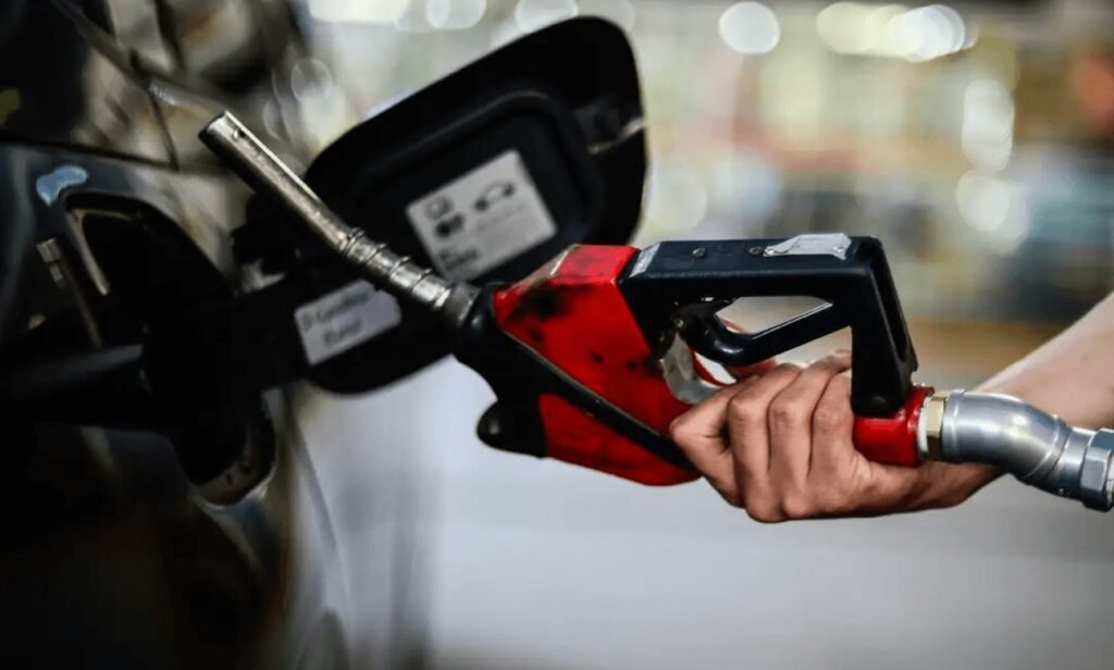 Por que o preço do diesel subiu mais de R$ 1 em 13 Estados? A guerra no Oriente Médio elevou o preço do barril de petróleo Brent, impactando o custo do diesel no Brasil. Quais Estados tiveram as maiores altas no preço do diesel? Bahia e Goiás registraram as maiores altas, com aumentos de 30,9% e 30%, respectivamente. Como a guerra no Oriente Médio afeta o preço do diesel no Brasil? O conflito entre EUA, Israel e Irã pressiona o preço do petróleo Brent, elevando o custo do diesel. Qual foi a variação do preço do diesel na Bahia? Na Bahia, o preço do diesel subiu de R$ 6,01 para R$ 7,84, um aumento de 30,9%. Quais Estados registraram as menores variações no preço do diesel? O Amapá teve a menor variação, com um aumento de apenas R$ 0,06, ou 0,9%. O que o governo Lula propôs para conter a alta do diesel? O governo propôs uma subvenção de R$ 1,20 por litro, dividida entre União e Estados. Por que há resistência à proposta de subvenção ao diesel? Governadores da oposição resistem devido à perda de arrecadação e limitações fiscais. Qual é o papel dos Estados na eficácia da subvenção ao diesel? Estados como São Paulo e Paraná, grandes importadores, são cruciais para a eficácia da medida. O que aconteceu com a proposta de zerar o ICMS sobre o diesel? A proposta foi substituída pela subvenção direta após resistência dos Estados. Qual foi a reação do Consefaz à redução do ICMS? O Consefaz expressou preocupação com a redução do ICMS, temendo impacto negativo nas receitas públicas. Quais são os eixos centrais do plano do governo para reduzir o impacto do diesel? Redução de tributos federais e criação de uma subvenção direta ao combustível. Como o governo planeja reduzir tributos sobre o diesel? O governo zerou PIS e Cofins sobre o diesel, estimando uma queda de R$ 0,32 por litro. Qual é o custo estimado da renúncia fiscal do governo até 2026? A renúncia fiscal é estimada em R$ 20 bilhões até o fim de 2026. Qual é o valor do subsídio criado pela MP 1.340? A MP 1.340 criou um subsídio de R$ 0,32 por litro para produtores e importadores. Qual é o custo total das medidas para o Tesouro? O custo total das medidas é de R$ 10 bilhões para o Tesouro. Qual é o objetivo das medidas do governo em relação ao preço do diesel? As medidas visam reduzir o preço do diesel em R$ 0,64 por litro. Como a guerra no Oriente Médio pode impactar os preços dos alimentos? A alta do diesel pode aumentar os custos de transporte, elevando os preços dos alimentos. O que está em jogo na decisão sobre a subvenção ao diesel? A decisão pode afetar a arrecadação dos Estados e a eficácia das medidas de controle de preços. Quando será tomada a decisão sobre a proposta de subvenção? A decisão está prevista para esta sexta-feira, 27 de março de 2026. Como a subvenção ao diesel pode impactar a economia brasileira? A subvenção pode aliviar o custo do diesel, mas impactar a arrecadação e o orçamento público.