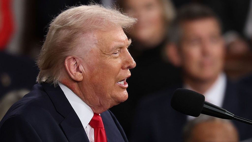 A **guerra** foi considerada o "maior erro de cálculo" do governo Trump, conforme afirmou o chanceler de Omã, Badr Albusaidi. Em um artigo publicado na revista The Economist, Albusaidi destacou que os Estados Unidos "perderam o controle de sua própria política externa". Essa declaração reflete uma crítica contundente à administração de Donald Trump, sugerindo que as decisões tomadas durante seu mandato tiveram consequências significativas e duradouras na arena internacional. A análise do chanceler de Omã traz à tona questões sobre a eficácia e a direção da política externa dos EUA durante esse período. Segundo a publicação, a crítica de Albusaidi se concentra na percepção de que a administração Trump falhou em manter uma estratégia coerente e eficaz em relação aos conflitos internacionais. Essa falta de controle teria levado a decisões precipitadas e mal calculadas, resultando em impactos negativos tanto para os Estados Unidos quanto para a estabilidade global. O chanceler de Omã enfatiza que a abordagem adotada pelo governo americano não apenas comprometeu alianças estratégicas, mas também enfraqueceu a posição dos EUA como líder global. Essa análise sugere que a política externa durante o governo Trump foi marcada por inconsistências e falta de planejamento a longo prazo. O artigo na The Economist, conforme mencionado pela CNN Brasil, destaca a importância de uma política externa bem estruturada e a necessidade de os Estados Unidos reavaliarem suas estratégias para evitar erros semelhantes no futuro. A crítica de Badr Albusaidi serve como um alerta para a administração atual e futuras, sublinhando a importância de decisões bem informadas e cuidadosamente planejadas no cenário internacional. A análise do chanceler de Omã reforça a ideia de que a política externa é um componente crucial para a manutenção da paz e da segurança global, e que erros de cálculo podem ter consequências profundas e duradouras.