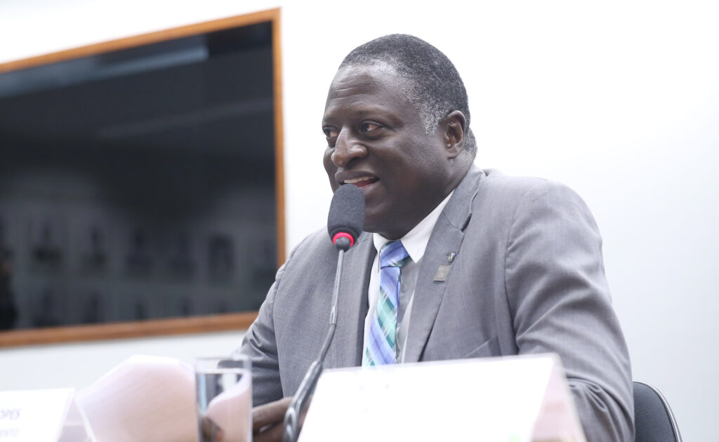 O deputado federal **Hélio Lopes**, conhecido por sua atuação no Rio de Janeiro, anunciou que disputará uma vaga no **Senado** por **Roraima**. Essa decisão vem após a alteração de seu domicílio eleitoral, uma estratégia que, segundo a publicação da Gazeta do Povo, visa garantir um posto estratégico para a direita no cenário político nacional. A mudança de domicílio eleitoral é uma prática comum entre políticos que buscam novas oportunidades e desafios em diferentes regiões do país. A escolha por Roraima pode ser vista como uma tentativa de fortalecer a presença da direita em um estado que tem ganhado destaque no cenário político brasileiro. Além de sua candidatura ao Senado, Hélio Lopes também mantém sua intenção de concorrer a uma vaga no **Tribunal de Contas da União (TCU)**. Essa dupla candidatura reflete uma estratégia política abrangente, onde Lopes busca ampliar sua influência e atuação em diferentes esferas do governo. Segundo o site da Gazeta do Povo, a candidatura ao TCU é vista como uma oportunidade de contribuir para a fiscalização e controle das contas públicas, um papel crucial para a transparência e eficiência do governo. A experiência de Lopes como deputado federal pode ser um diferencial importante em sua candidatura, oferecendo uma perspectiva prática e informada sobre as necessidades e desafios do setor público. A movimentação de Hélio Lopes para disputar o Senado por Roraima e sua candidatura ao TCU são indicativos de uma estratégia política bem planejada, que busca maximizar sua influência e impacto no cenário nacional. Segundo a publicação, essa decisão pode ter implicações significativas para a política local e nacional, especialmente em um momento em que o Brasil enfrenta desafios econômicos e sociais complexos. A presença de um político com a experiência e o perfil de Lopes pode trazer novas perspectivas e soluções para questões críticas enfrentadas pelo país. Em suma, a candidatura de Hélio Lopes representa uma tentativa de fortalecer a direita em Roraima e de contribuir para a governança pública através do TCU.