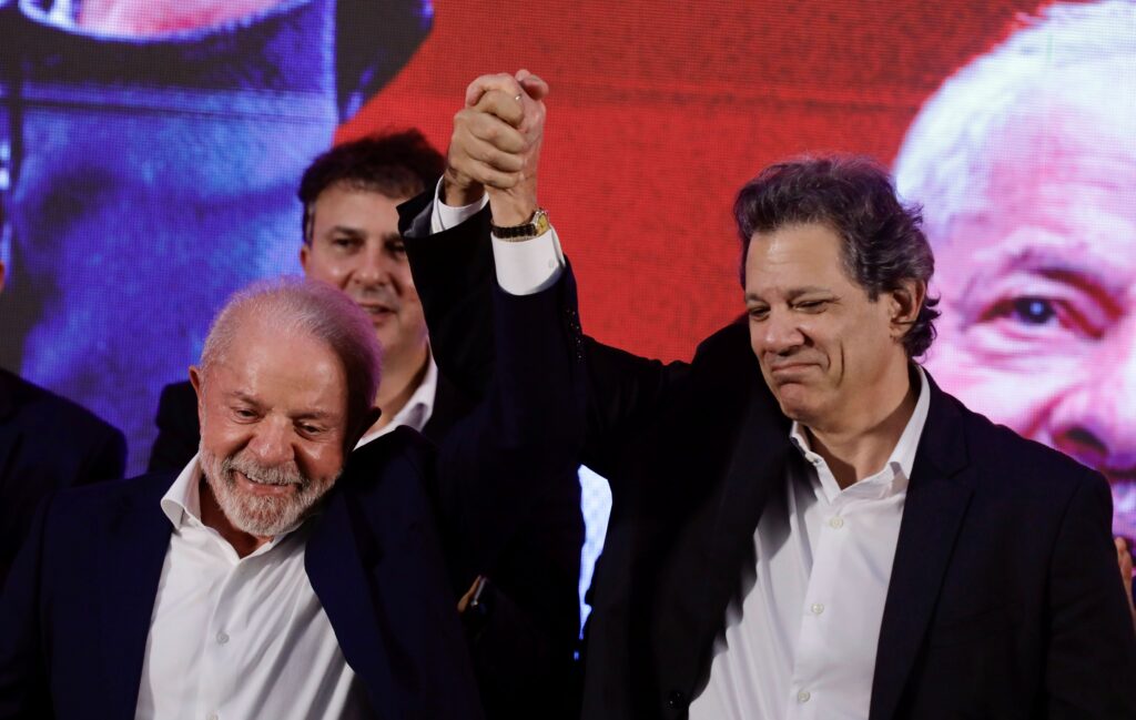 **Fernando Haddad**, atual Ministro da Fazenda, anunciou oficialmente sua candidatura ao governo de São Paulo. O anúncio foi feito durante um pronunciamento na sede do Sindicato dos Metalúrgicos do ABC, um local emblemático para o movimento sindical e político no Brasil. Ao lado do presidente Luiz Inácio Lula da Silva, Haddad destacou a importância de sua candidatura para fortalecer a presença do partido no estado e prometeu trabalhar intensamente para **impulsionar a campanha de Lula**. Segundo a publicação da InfoMoney, Haddad enfatizou seu compromisso com as pautas sociais e econômicas que têm sido a marca registrada de sua atuação política. No contexto político atual, a candidatura de Haddad ao governo de São Paulo representa uma estratégia significativa para o partido. São Paulo, sendo o estado mais populoso e economicamente influente do Brasil, é um campo de batalha crucial para qualquer partido que busca consolidar poder e influência nacional. De acordo com o site InfoMoney, Haddad planeja utilizar sua experiência como ex-prefeito de São Paulo e ex-ministro da Educação para abordar questões críticas como educação, saúde e infraestrutura, áreas que ele acredita serem fundamentais para o desenvolvimento sustentável do estado. Além disso, Haddad pretende alinhar suas propostas com as diretrizes do governo federal, buscando sinergias que possam beneficiar tanto o estado quanto o país. A presença de Lula ao lado de Haddad durante o anúncio não foi apenas simbólica, mas também estratégica. Lula, uma figura central na política brasileira, tem um histórico de forte apoio popular, especialmente entre as classes trabalhadoras. Segundo a InfoMoney, Haddad pretende capitalizar essa popularidade para atrair eleitores e fortalecer sua campanha. A promessa de **impulsionar a campanha de Lula** sugere uma colaboração estreita entre os dois, com Haddad atuando como um elo entre o governo federal e o estado de São Paulo. Essa aliança pode ser um fator decisivo nas eleições, considerando o cenário político polarizado e a necessidade de construir uma base sólida de apoio em um estado tão influente.