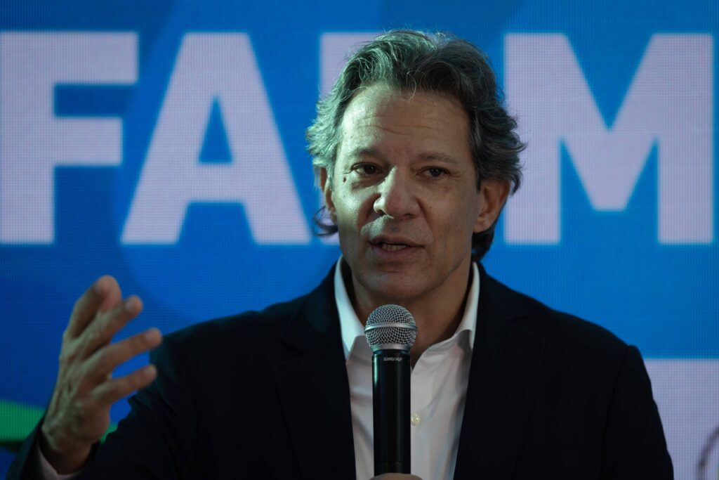 O ministro **Fernando Haddad**, atualmente à frente do Ministério da Fazenda, anunciou sua candidatura ao governo de São Paulo, com o lançamento oficial marcado para a próxima quinta-feira, dia 19. De acordo com informações da Folha de S.Paulo, Haddad deixará o cargo no governo federal na sexta-feira, dia 20, quando sua exoneração será publicada. Este movimento marca uma transição significativa em sua carreira política, já que ele se prepara para se dedicar integralmente à pré-campanha ao governo paulista. A decisão de Haddad de concorrer ao governo de São Paulo reflete sua intenção de retornar à política estadual, após um período de atuação no cenário nacional. Segundo a publicação, após deixar o Ministério da Fazenda, Haddad planeja fazer uma pausa de dez dias antes de se engajar completamente na pré-campanha. Essa pausa estratégica permitirá que ele organize sua equipe e defina as diretrizes de sua campanha, além de possibilitar um período de descanso antes de enfrentar os desafios do processo eleitoral. Durante seu tempo à frente do Ministério da Fazenda, Haddad esteve envolvido em diversas reformas econômicas e políticas fiscais, o que pode influenciar sua plataforma de campanha no estado de São Paulo. Sua experiência no governo federal pode ser um trunfo em sua candidatura, oferecendo uma perspectiva de continuidade e inovação para os eleitores paulistas. A candidatura de Haddad ao governo de São Paulo representa um passo importante para o Partido dos Trabalhadores (PT), que busca fortalecer sua presença no estado. A escolha de Haddad, um político com vasta experiência e reconhecimento nacional, pode ser vista como uma estratégia para consolidar a influência do partido na região. Segundo o site da Folha, a expectativa é que sua campanha aborde temas como desenvolvimento econômico, infraestrutura e políticas sociais, áreas nas quais Haddad já demonstrou interesse e atuação. Com a saída de Haddad do Ministério da Fazenda, o governo federal também enfrentará o desafio de encontrar um substituto à altura para dar continuidade às políticas econômicas em curso.