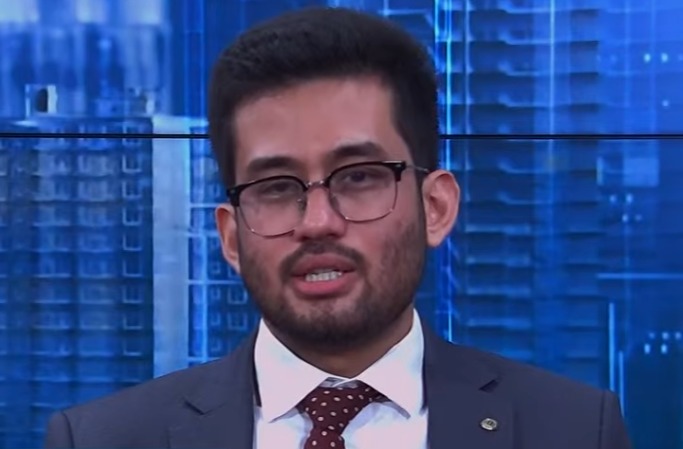 Em uma entrevista concedida ao programa Direto em Ponto, da **Jovem Pan News**, o deputado federal Kim Kataguiri fez uma declaração polêmica sobre o ex-prefeito de São Paulo, Fernando Haddad. Segundo Kataguiri, Haddad participa de eleições com o objetivo de "perder profissionalmente". Essa afirmação sugere que, para Haddad, as disputas eleitorais são uma estratégia calculada, onde a derrota não é um acidente, mas sim parte de um plano maior. Kataguiri argumenta que Haddad utiliza essas candidaturas como uma forma de se manter relevante no cenário político, mesmo sem vencer. A análise de Kataguiri se baseia no histórico eleitoral de Haddad, que inclui derrotas significativas em eleições de grande visibilidade, como a disputa presidencial de 2018 contra Jair Bolsonaro. Segundo o deputado, essas derrotas não diminuem a influência de Haddad dentro do Partido dos Trabalhadores (PT) e no cenário político nacional. Pelo contrário, elas servem para consolidar sua posição como uma figura de destaque dentro do partido, permitindo que ele continue a ser uma voz ativa nas discussões políticas e sociais do país. Kataguiri sugere que essa estratégia de "perder para ganhar" é uma forma de Haddad manter sua relevância e influência. Além disso, Kataguiri destaca que a presença constante de Haddad em eleições importantes ajuda a fortalecer a imagem do PT, mesmo em contextos adversos. Segundo o deputado, ao se candidatar, Haddad atrai atenção para as pautas do partido e mobiliza a base de eleitores, o que pode ser vantajoso para o PT em termos de visibilidade e engajamento. Dessa forma, mesmo sem conquistar vitórias eleitorais, Haddad contribui para a manutenção e o fortalecimento do partido no cenário político brasileiro. Essa estratégia, segundo Kataguiri, demonstra uma compreensão profunda do jogo político e uma habilidade em utilizar as derrotas como um meio de alcançar objetivos maiores.