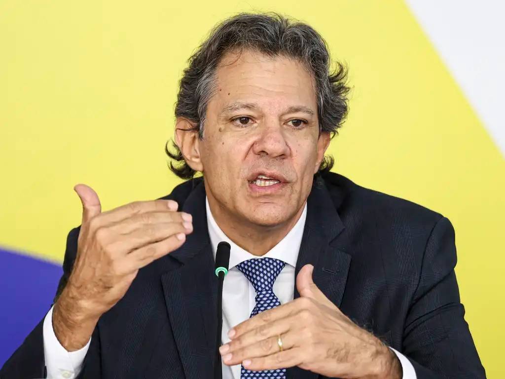O ex-ministro da Fazenda, **Fernando Haddad**, expressou confiança em sua capacidade de vencer a eleição para o governo de São Paulo, partindo de um patamar de 40% dos votos válidos. Segundo ele, esse ponto de partida permite uma dedicação focada para alcançar a vitória. Em entrevista ao canal do YouTube TV 247, Haddad destacou a importância de dialogar com o interior de São Paulo, uma região que tradicionalmente favorece candidatos de direita. Ele enfatizou que é crucial entender as demandas específicas desse público e encontrar o discurso adequado para engajá-lo. Por que o diálogo com o interior de São Paulo é importante para Haddad? O interior de São Paulo é uma área que historicamente tende a apoiar candidatos de direita. Para Haddad, é essencial compreender as necessidades e preocupações dessa região para construir um diálogo eficaz. Ele acredita que o interior tem um valor significativo e que é preciso encontrar formas de se conectar com seus eleitores, abordando questões que lhes são caras. Quais são os desafios que Haddad enfrenta na campanha? Um dos desafios mencionados por Haddad é a disposição da atual gestão de São Paulo em evitar debates públicos, como ocorreu em 2020. Ele defende a importância de discussões abertas sobre temas públicos e pretende manter o nível de debate de sua campanha anterior, de 2022. Além disso, Haddad planeja se reunir com articuladores para avaliar indicadores negativos do Estado, como a qualidade da água, do ensino público e a insatisfação das polícias. Como Haddad pretende estruturar sua campanha? Haddad não antecipou a estratégia completa de sua campanha, mas indicou que pretende manter e, se possível, ampliar o palanque registrado em 2022. Ele mencionou que as escolhas de apoio ao Senado serão feitas gradualmente nas próximas semanas. Além disso, o ex-ministro destacou a necessidade de o PT se concentrar em temas complexos, como o plano da **Renda Básica**, defendido por Eduardo Suplicy, e um plano de desenvolvimento mais amplo. Qual é a visão de Haddad sobre o impacto nacional da eleição em São Paulo? Haddad afirmou que a eleição em São Paulo tem um peso significativo e características de teor nacional. Ele acredita que o resultado pode influenciar o cenário político mais amplo do país. Por isso, está focado em coordenar um plano de governo que não apenas preserve direitos, mas também promova um aprimoramento qualitativo das ações sociais já realizadas. Em resumo, Fernando Haddad está confiante em sua capacidade de vencer a eleição para o governo de São Paulo, desde que consiga partir de um patamar de 40% dos votos válidos. Ele reconhece a importância de dialogar com o interior do estado e está preparado para enfrentar desafios como a falta de debates públicos. Com uma estratégia focada em temas complexos e um plano de desenvolvimento abrangente, Haddad busca não apenas vencer a eleição, mas também influenciar o cenário político nacional.