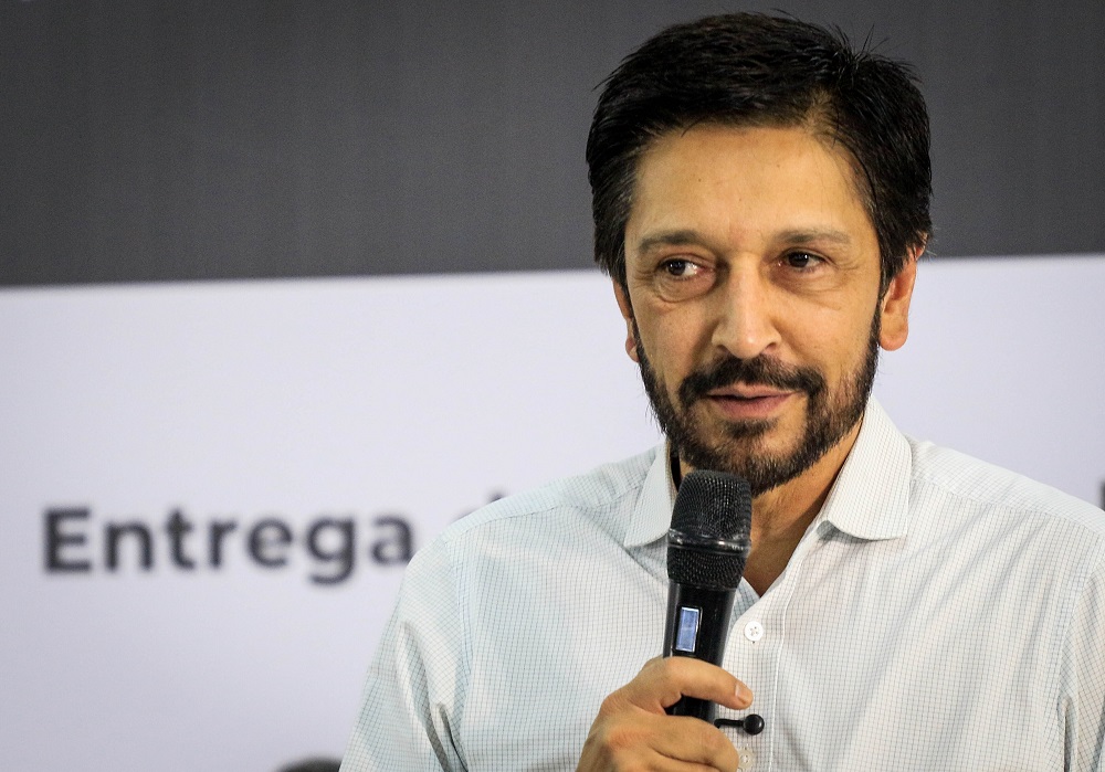 Durante um evento evangélico, o atual prefeito de São Paulo, Ricardo Nunes, fez declarações contundentes sobre a gestão de **Fernando Haddad** na prefeitura da cidade. Segundo Nunes, Haddad foi o "pior prefeito da história de São Paulo". Essa afirmação foi feita em um contexto de críticas à administração passada, destacando-se como um ponto de vista polêmico e que gera debates sobre a eficácia das políticas implementadas por Haddad durante seu mandato. A gestão de Haddad, que ocorreu entre 2013 e 2016, foi marcada por diversas iniciativas urbanas e sociais, mas também enfrentou críticas relacionadas à mobilidade urbana e à gestão financeira da cidade. Além das críticas a Haddad, Ricardo Nunes também comentou sobre a senadora **Simone Tebet**, afirmando que ela se tornou uma "marionete do Lula" após trocar o MDB pelo PSB para disputar o Senado. Essa declaração reflete a tensão política atual e as alianças que se formam no cenário político brasileiro. Segundo a publicação, Nunes sugere que essa mudança de partido por parte de Tebet indica uma submissão aos interesses do ex-presidente Luiz Inácio Lula da Silva, o que, segundo ele, comprometeria a independência política da senadora. Essa visão crítica sobre as movimentações partidárias de Tebet destaca as complexidades e os desafios das alianças políticas no Brasil. Essas declarações de Ricardo Nunes, conforme relatado pela fonte, ilustram um cenário político acirrado e polarizado, onde as críticas e as alianças são frequentemente discutidas e reavaliadas. A fala de Nunes sobre Haddad e Tebet não apenas reflete suas opiniões pessoais, mas também serve como um termômetro das disputas políticas em São Paulo e no Brasil. As críticas ao legado de Haddad e as observações sobre Tebet revelam as estratégias políticas adotadas por Nunes para se posicionar no cenário político atual, buscando consolidar seu espaço e influenciar a opinião pública.