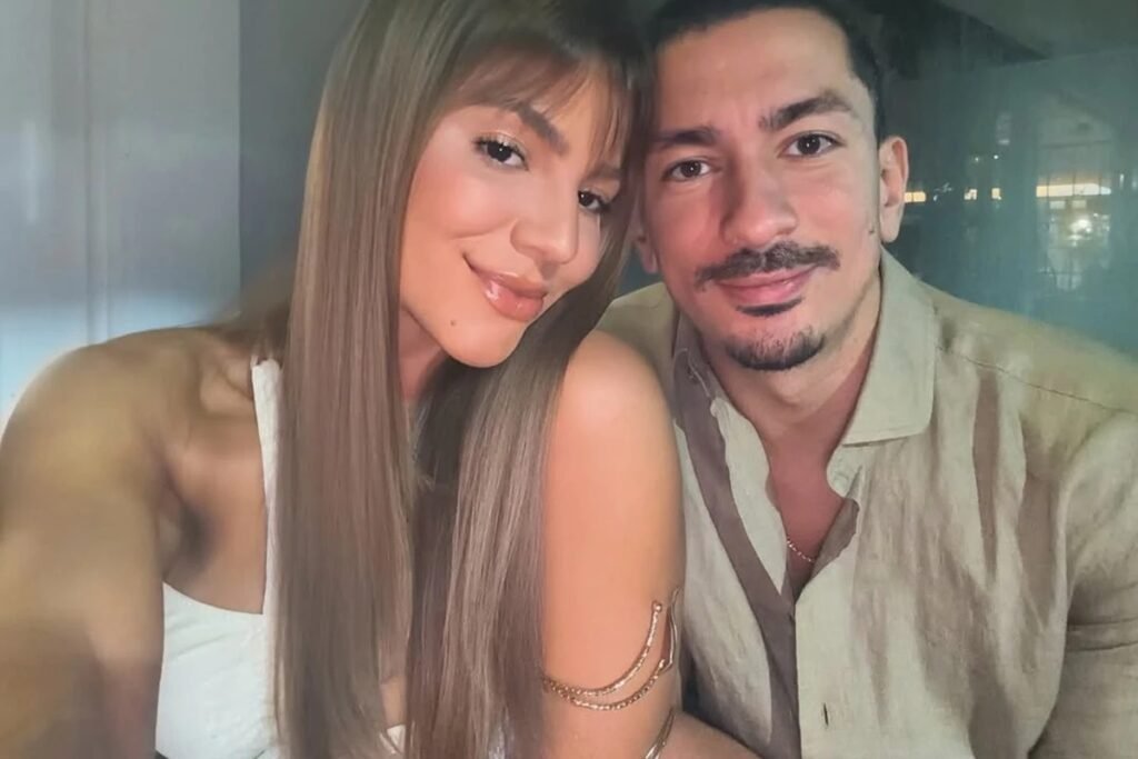 Por que Renan Machado, irmão de Anitta, foi preso em Paris? Renan Machado foi detido no aeroporto de Paris após perder seu passaporte, que estava em uma jaqueta supostamente furtada. Sem o documento, ele não pôde seguir viagem. O que Hariany Almeida revelou sobre a situação? Hariany, namorada de Renan, compartilhou seu desespero nas redes sociais, explicando que está sozinha no aeroporto tentando ajudar o namorado, que permanece detido. Como Anitta reagiu à prisão do irmão? Anitta acredita que o passaporte de Renan foi furtado e expressou frustração com a falta de solução, já que as câmeras não identificaram o responsável pelo furto. Quais medidas foram tomadas para resolver o problema? Os seguranças do aeroporto revisaram as câmeras de segurança, mas não encontraram pistas sobre o paradeiro da jaqueta e do passaporte de Renan. Qual é o próximo passo para Renan Machado? Ainda não há uma solução clara para a situação de Renan, mas Hariany pediu apoio nas redes sociais enquanto tenta ajudar o namorado a partir do aeroporto.