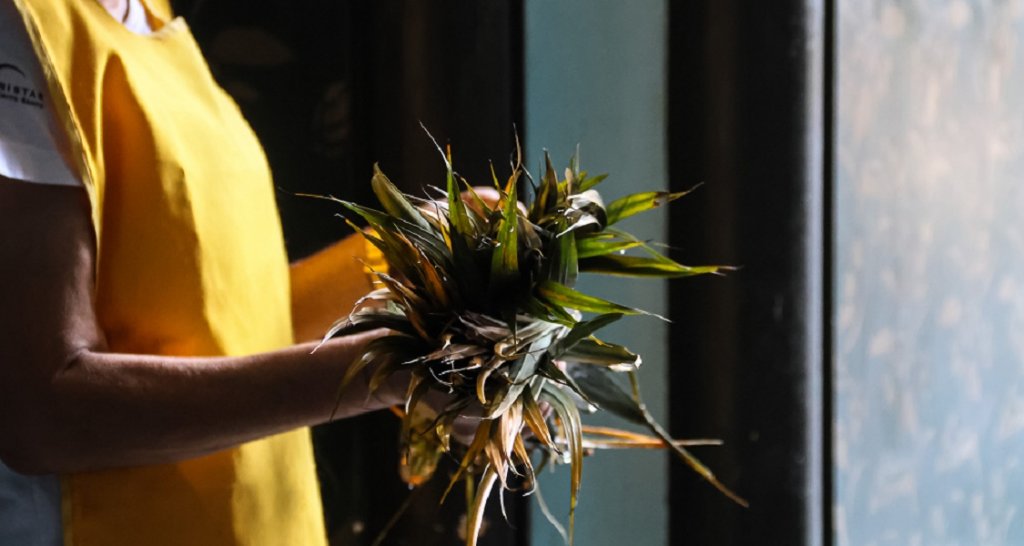 O que é o Domingo de Ramos? O Domingo de Ramos é uma celebração católica que marca o início da Semana Santa, relembrando a entrada triunfal de Jesus em Jerusalém, quando foi saudado com ramos de palmeiras. Por que os fiéis levam ramos para a missa? Os ramos, que podem ser de palmeira ou oliveira, são levados para serem abençoados, simbolizando a saudação a Jesus e a fé dos participantes. Qual a importância do Domingo de Ramos para os católicos? A data convida à oração e preparação espiritual, iniciando um período de reflexão que culmina na Páscoa, celebrando a Paixão, Morte e Ressurreição de Cristo. Como o Domingo de Ramos se conecta com a Páscoa? Ele abre a Semana Santa, um período de sete dias que termina no Domingo de Páscoa, quando os católicos celebram a ressurreição de Jesus. Qual o significado dos ramos na celebração? Os ramos simbolizam a vitória e a paz, representando a recepção de Jesus como rei e salvador, e são um convite à reflexão e renovação espiritual.