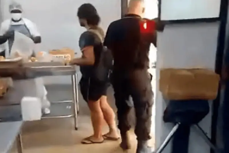 O que aconteceu no restaurante comunitário de Planaltina, DF? Um cliente foi agredido por um vigilante após se confundir e tentar sair pela entrada. O incidente ocorreu em 24/3 e foi registrado em vídeo. Por que o cliente foi agredido pelo vigilante? A agressão começou quando o cliente tentou sair pela porta de entrada, onde as refeições são servidas, causando um desentendimento. Como o cliente reagiu à agressão? O cliente filmou o ocorrido e questionou a ação do vigilante, afirmando que não havia feito nada para justificar os socos recebidos. Qual foi a posição da funcionária do restaurante? Uma funcionária afirmou que o cliente estava errado, apoiando a ação do vigilante. O que a Secretaria de Desenvolvimento Social do DF disse sobre o caso? A Sedes-DF lamentou o ocorrido e informou que notificará a empresa terceirizada para investigar a conduta do vigilante. Qual é a importância do controle de fluxo em restaurantes comunitários? O controle adequado de entrada e saída é crucial para evitar filas e desentendimentos entre os frequentadores. Houve outros incidentes em restaurantes comunitários do DF recentemente? Sim, nas últimas semanas, ocorreram incidentes em Brazlândia e Santa Maria, incluindo esfaqueamentos. O que aconteceu no restaurante de Brazlândia? Em 11 de março, um homem em situação de rua foi esfaqueado no braço após uma briga com outro morador de rua. Qual foi o desfecho do incidente em Santa Maria? Em 17 de março, um homem foi preso em flagrante após esfaquear outro na fila do restaurante comunitário. Como a polícia agiu no caso de Santa Maria? Policiais civis prenderam o agressor e apreenderam a faca usada no ataque, autuando-o por tentativa de homicídio. O que pode ser feito para evitar novos incidentes em restaurantes comunitários? Melhorar o controle de fluxo e a segurança, além de treinar funcionários para lidar com conflitos, pode ajudar a prevenir novos casos. Qual é a responsabilidade das empresas terceirizadas nesses casos? Elas devem garantir que seus funcionários ajam de acordo com as normas e sejam devidamente treinados para evitar conflitos. Como a comunidade pode ajudar a melhorar a segurança nesses locais? Relatar incidentes e colaborar com as autoridades pode contribuir para um ambiente mais seguro e organizado. Qual é o papel das autoridades locais em situações como essa? As autoridades devem investigar os incidentes, aplicar medidas corretivas e garantir a segurança dos frequentadores. Por que é importante discutir esses incidentes publicamente? A discussão pública ajuda a conscientizar sobre a importância da segurança e do respeito mútuo em espaços comunitários. Como os frequentadores podem se proteger em situações de conflito? Manter a calma, evitar confrontos diretos e buscar ajuda de autoridades ou funcionários são medidas importantes. O que pode ser feito para melhorar a convivência em restaurantes comunitários? Promover o respeito, a comunicação clara e o entendimento das regras pode melhorar a convivência nesses espaços. Qual é a importância de reportar incidentes em locais públicos? Relatar incidentes ajuda a identificar problemas recorrentes e a implementar soluções eficazes para a segurança de todos. Como a sociedade pode apoiar a melhoria dos serviços em restaurantes comunitários? Participar de discussões, sugerir melhorias e colaborar com as autoridades são formas de apoiar a melhoria dos serviços. O que podemos aprender com esses incidentes? Esses casos ressaltam a importância do respeito, da comunicação e da segurança em espaços públicos para evitar conflitos.