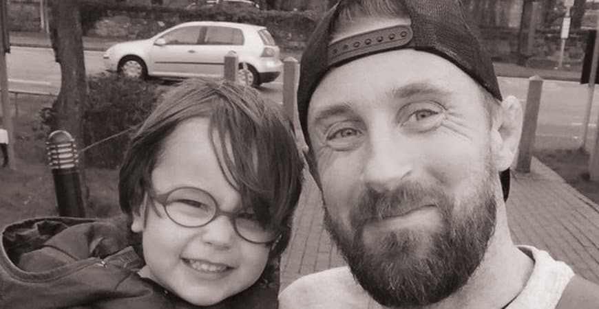 A perda de um filho é uma dor inimaginável que transforma a vida de qualquer pai ou mãe. **Richard**, um pai que enfrentou essa tragédia, decidiu compartilhar sua experiência e as lições que aprendeu após a morte de seu filho de apenas três anos. Um ano após essa perda devastadora, ele escreveu uma lista com **10 regras** que todos os pais devem seguir, com o intuito de ajudar outros a valorizarem cada momento com seus filhos. A primeira regra que Richard destaca é a importância de **passar tempo de qualidade** com os filhos. Ele enfatiza que, na correria do dia a dia, muitas vezes esquecemos de dedicar tempo exclusivo para estar com eles, sem distrações. Esse tempo é precioso e insubstituível, e deve ser aproveitado ao máximo. Outra lição importante que Richard compartilha é a necessidade de **ouvir verdadeiramente** os filhos. Muitas vezes, os adultos tendem a subestimar as preocupações e os sentimentos das crianças, mas é essencial prestar atenção ao que elas têm a dizer. Isso não só fortalece o vínculo entre pais e filhos, mas também ajuda as crianças a se sentirem valorizadas e compreendidas. Richard também fala sobre a importância de **demonstrar amor** de forma constante. Ele ressalta que nunca devemos deixar de expressar nosso amor, seja por meio de palavras ou gestos. As crianças precisam saber que são amadas incondicionalmente, e essa segurança emocional é fundamental para o seu desenvolvimento. A quarta regra aborda a questão do **perdão**. Richard aprendeu que é crucial ensinar as crianças a perdoar e a pedir perdão. Isso não apenas melhora os relacionamentos familiares, mas também prepara as crianças para lidar com conflitos de maneira saudável ao longo da vida. Além disso, Richard destaca a importância de **criar memórias**. Ele incentiva os pais a documentarem momentos especiais, seja por meio de fotos, vídeos ou diários. Essas lembranças se tornam tesouros inestimáveis que podem ser revisitados e apreciados ao longo dos anos. A sexta regra é sobre a **paciência**. Richard enfatiza que os pais devem ser pacientes com seus filhos, reconhecendo que cada criança tem seu próprio ritmo de aprendizado e desenvolvimento. A paciência é uma virtude que ajuda a criar um ambiente familiar harmonioso e acolhedor. Richard também fala sobre a importância de **ensinar valores**. Ele acredita que é responsabilidade dos pais transmitir valores como honestidade, respeito e empatia. Esses valores são a base para formar adultos responsáveis e conscientes. A oitava regra é sobre a **importância do exemplo**. Richard lembra que as crianças aprendem muito mais pelo exemplo do que pelas palavras. Portanto, os pais devem ser modelos de comportamento positivo, demonstrando as atitudes e valores que desejam ver em seus filhos. A penúltima regra destaca a importância de **celebrar as conquistas** das crianças, por menores que sejam. Richard acredita que reconhecer e comemorar os sucessos dos filhos aumenta sua autoestima e os motiva a continuar se esforçando. Por fim, Richard fala sobre a necessidade de **viver o presente**. Ele aprendeu que a vida é imprevisível e que devemos aproveitar cada momento com nossos filhos, sem nos preocupar excessivamente com o futuro. Essas **10 regras** são um legado de amor e sabedoria que Richard compartilha com o mundo, na esperança de que outros pais possam aprender com sua experiência e valorizar cada instante com seus filhos. A mensagem de Richard é um lembrete poderoso de que a vida é preciosa e que devemos aproveitar ao máximo o tempo que temos com aqueles que amamos.