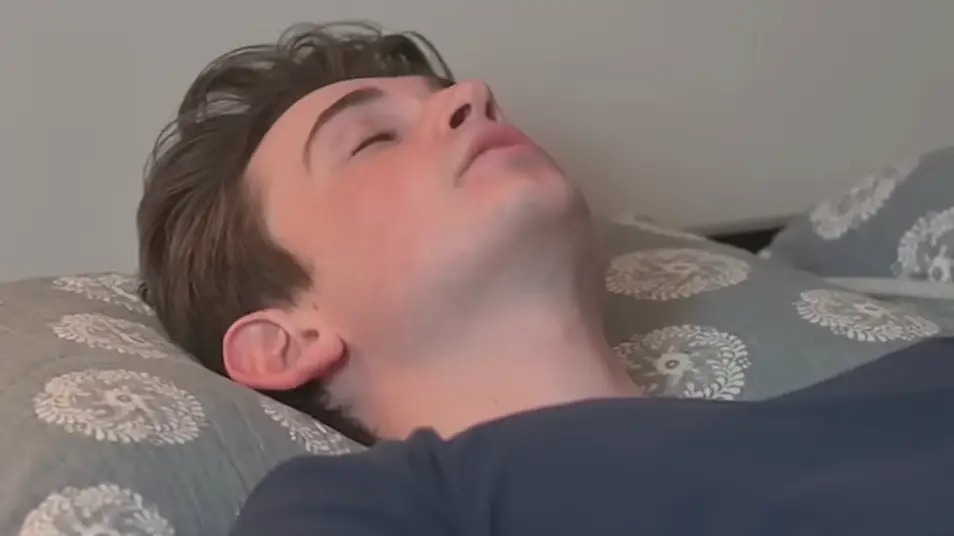 O método militar de sono, que promete fazer uma pessoa adormecer em apenas **dois minutos**, foi testado por um homem curioso para verificar sua eficácia. Segundo a publicação no site Mistérios do Mundo, essa técnica é utilizada por militares para garantir que consigam descansar rapidamente, mesmo em situações de estresse ou em ambientes não propícios para o sono. A técnica envolve uma série de passos que visam relaxar o corpo e a mente, permitindo que o sono chegue de forma quase instantânea. De acordo com o site, o método começa com o relaxamento dos músculos do rosto, incluindo a língua, a mandíbula e os músculos ao redor dos olhos. Em seguida, é necessário abaixar os ombros o máximo possível, seguido pelo relaxamento dos braços e das pernas. Após o relaxamento físico, a técnica foca na mente, incentivando a visualização de uma cena tranquila ou a repetição de uma frase calmante, como "não pense". Essa combinação de relaxamento físico e mental é o que, segundo a técnica, permite que o sono chegue rapidamente. O homem que testou o método relatou suas experiências, destacando que, embora não tenha funcionado imediatamente nas primeiras tentativas, com a prática, ele começou a perceber uma melhora significativa na rapidez com que adormecia. Segundo a publicação, a persistência é fundamental para que o método se torne eficaz, pois o corpo e a mente precisam se acostumar com a nova rotina de relaxamento. Assim, o método militar de sono pode ser uma ferramenta útil para aqueles que têm dificuldade em adormecer rapidamente, especialmente em situações de estresse ou ansiedade.