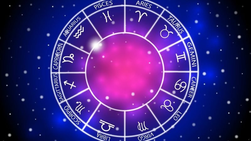 O que os astros revelam para este domingo, 29/03/2026? 🌟 Os movimentos astrais indicam mudanças inesperadas e oscilações emocionais. Será um dia para adaptação, inovação e expressão pessoal. Como lidar com falhas na comunicação e notícias inesperadas? A organização e flexibilidade serão essenciais. Evite decisões precipitadas e busque praticidade nas tarefas. Quais áreas da vida serão mais impactadas? Trabalho e saúde exigirão atenção. Imprevistos no lar e mudanças bruscas podem ocorrer, pedindo flexibilidade. Como evitar reações impulsivas? Escute mais o outro e controle a carência e o orgulho. Isso ajudará a evitar instabilidades com pessoas próximas. Qual a importância da flexibilidade financeira? Evite decisões impulsivas que desestabilizem o orçamento. Priorize planejamento e segurança na vida material. Como lidar com a agitação interna e a necessidade de renovação? Mantenha a calma e evite reações impulsivas. Aceite mudanças fora do seu controle e desapegue de hábitos antigos. Como as mudanças repentinas afetam projetos e amizades? Aja com flexibilidade e evite a necessidade de ser o centro das atenções. Calma e desapego ajudarão na reorganização. Quais surpresas podem ocorrer na carreira? Boas mudanças podem afetar a visibilidade profissional. Mantenha serenidade diante de rupturas ou novidades. Como transformar a visão de mundo diante de imprevistos? Exerça flexibilidade e busque soluções inovadoras. Equilibre a mente para evitar decisões precipitadas sob pressão. Como lidar com tensões nos relacionamentos? Evite criticar ou controlar os outros. Cautela ajudará a manter clareza e resolver conflitos de forma equilibrada.