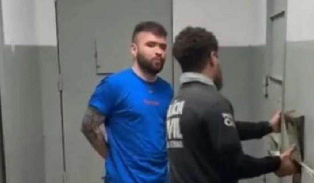 O humorista **Tiago Santineli** foi conduzido a uma delegacia após um episódio de tensão ocorrido na noite de sábado (21), em frente ao **Teatro da Maçonaria**, localizado na região Centro-Sul de Belo Horizonte. Segundo a publicação do Jornal da Cidade Online, o incidente ocorreu durante um show do humorista, que é conhecido por suas posições políticas de esquerda. A situação se agravou a ponto de Santineli ser detido e colocado dentro de uma cela na delegacia, gerando repercussão e debates sobre liberdade de expressão e os limites do humor. De acordo com a mesma fonte, o evento no Teatro da Maçonaria foi marcado por protestos e desentendimentos entre o público e o humorista. A tensão começou quando algumas piadas de Santineli foram consideradas ofensivas por parte da plateia, resultando em um clima de hostilidade. A situação escalou rapidamente, levando à intervenção das autoridades locais. O humorista foi então encaminhado à delegacia para prestar esclarecimentos sobre o ocorrido. Este episódio levanta questões sobre o papel do humor na sociedade e como ele pode ser interpretado de maneiras diferentes por distintos grupos. O caso de Tiago Santineli destaca a complexidade do debate sobre **liberdade de expressão** e os desafios enfrentados por humoristas que abordam temas políticos em seus shows. Segundo a publicação, enquanto alguns defendem o direito do humorista de expressar suas opiniões e fazer piadas sobre qualquer tema, outros argumentam que há limites que não devem ser ultrapassados, especialmente quando se trata de respeito e sensibilidade cultural. Este incidente em Belo Horizonte exemplifica as tensões que podem surgir quando o humor encontra a política, e como essas situações são tratadas pelas autoridades e pela sociedade em geral.