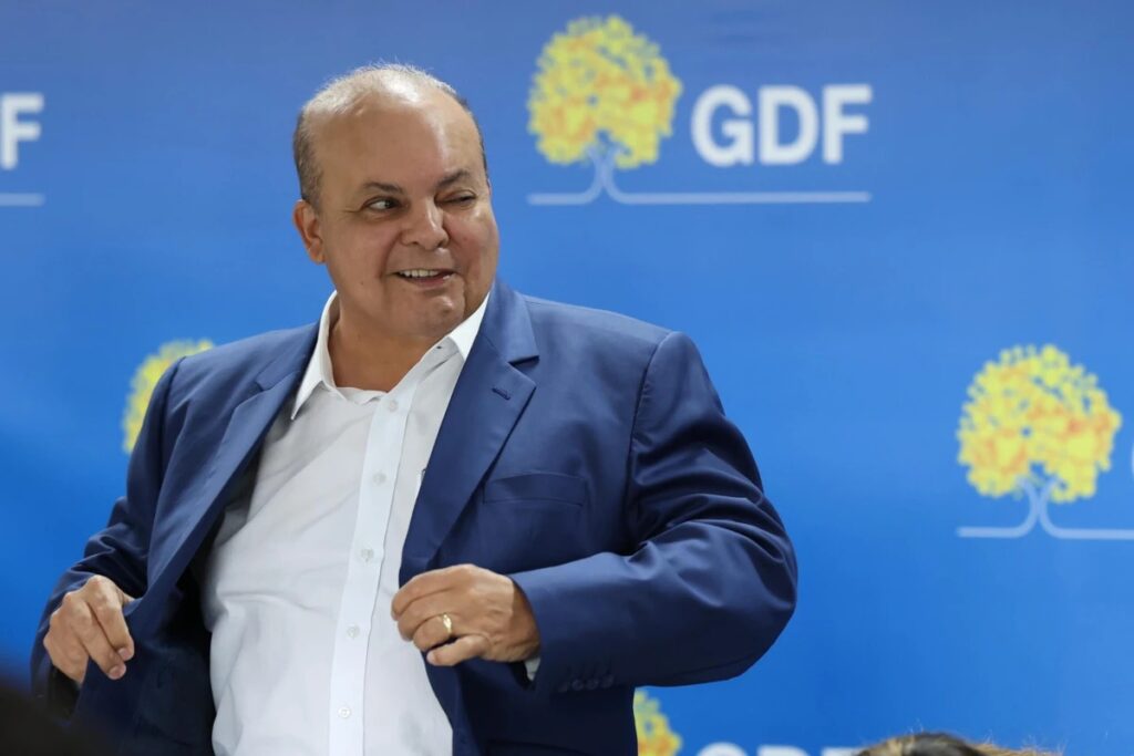 **Ibaneis deixa governo no dia 28 de março**. Essa decisão marca um ponto crucial na carreira política do atual governador do Distrito Federal, que já havia sinalizado suas intenções de buscar novos desafios. Segundo a publicação do site Metrópoles, Ibaneis Rocha, que ocupa o cargo de governador, confirmou a data de sua saída, reforçando seu compromisso com seus planos políticos futuros. Essa decisão vem em meio a especulações sobre suas ambições políticas, especialmente em relação a uma possível candidatura ao Senado. A saída de Ibaneis do governo é um movimento estratégico que pode influenciar significativamente o cenário político local e nacional. Nos bastidores, havia rumores de que Ibaneis poderia reconsiderar sua candidatura ao Senado, mas, conforme relatado pelo site Metrópoles, ele assegurou a seus aliados que seus planos permanecem inalterados. Essa determinação em seguir adiante com sua candidatura reflete sua confiança em sua trajetória política e seu desejo de continuar contribuindo para o cenário político brasileiro. A decisão de deixar o governo em março pode ser vista como uma preparação para a campanha ao Senado, permitindo que ele se dedique integralmente a essa nova empreitada. A movimentação de Ibaneis também pode abrir espaço para novas lideranças no governo do Distrito Federal, trazendo mudanças significativas na administração local. A saída de Ibaneis Rocha do governo no dia 28 de março é um evento que pode ter repercussões amplas, tanto no Distrito Federal quanto no cenário político nacional. Segundo o site Metrópoles, a confirmação de sua saída e a manutenção de seus planos para o Senado demonstram sua determinação em seguir uma trajetória política ambiciosa. Essa decisão pode influenciar alianças políticas e estratégias eleitorais, não apenas em nível local, mas também em âmbito nacional. A movimentação de Ibaneis é um reflexo das dinâmicas políticas em constante evolução, onde líderes buscam novas oportunidades para expandir sua influência e continuar a servir ao público em diferentes capacidades.