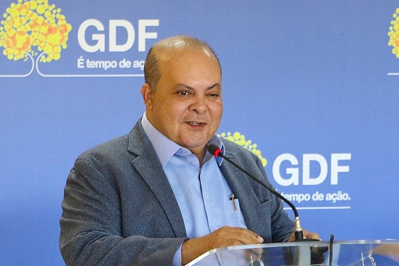 Por que Ibaneis Rocha renunciou ao governo do Distrito Federal? Ibaneis Rocha renunciou ao cargo de governador do Distrito Federal durante um evento em Ceilândia, encerrando sua gestão. A decisão ocorreu em meio a uma crise envolvendo o Banco Regional de Brasília e o Banco Master, que gerou pressão política e econômica. Quais foram as cerimônias que marcaram a renúncia de Ibaneis Rocha? A renúncia foi marcada por cerimônias oficiais no Palácio do Buriti, incluindo uma missa em ação de graças e o descerramento da fotografia de Ibaneis na Galeria dos Governadores do Distrito Federal. Quem assume o governo do Distrito Federal após a renúncia de Ibaneis? Após a renúncia de Ibaneis Rocha, a vice-governadora Celina Leão assume o comando do Executivo local, desejando sucesso em sua nova função. Qual foi o papel da Câmara Legislativa na renúncia de Ibaneis? Ibaneis formalizou sua saída do cargo por meio de uma mensagem encaminhada à Câmara Legislativa do Distrito Federal, conforme previsto na legislação. Qual a relação entre a crise do BRB e a renúncia de Ibaneis? A renúncia de Ibaneis ocorre em meio à crise envolvendo o BRB e o Banco Master, cuja operação de compra foi rejeitada pelo Banco Central, gerando investigações e pressão política. Quais irregularidades foram apontadas na operação entre BRB e Banco Master? Auditoria do TCU identificou irregularidades, como negociação de ativos sem comprovação e exposição do BRB a riscos elevados, além de tentativas de reverter decisões do Banco Central. Como o governo do DF respondeu às acusações de irregularidades? O governo do DF negou irregularidades, afirmando que agiu no legítimo exercício do direito de petição do Estado, enquanto Ibaneis negou responsabilidade direta pela operação. Qual foi a reação de Ibaneis Rocha às acusações? Ibaneis Rocha afirmou que não tinha capacidade técnica para avaliar o negócio entre BRB e Banco Master, negando responsabilidade direta pelas irregularidades apontadas. Qual foi o impacto financeiro da crise do BRB? A crise do BRB levou o governo a pedir R$ 4 bilhões ao Fundo Garantidor de Créditos, oferecendo imóveis e participações em estatais como garantia para socorro financeiro. Como a renúncia de Ibaneis afeta o cenário político do Distrito Federal? A renúncia ocorre em um momento de movimentação política, com Ibaneis sendo um dos favoritos na disputa pelo Senado, enquanto Celina Leão lidera a corrida pelo Executivo local em 2026. Qual era a aprovação da gestão de Ibaneis Rocha antes da renúncia? Antes da renúncia, a gestão de Ibaneis tinha aprovação de 60% dos eleitores, com 36% de desaprovação, segundo levantamento do Instituto Paraná Pesquisas. Quem são os principais concorrentes de Ibaneis na disputa pelo Senado? Na disputa pelo Senado, Ibaneis é um dos favoritos, ao lado da ex-primeira-dama Michelle Bolsonaro, que lidera com aproximadamente 34% das intenções de voto. Como a vice-governadora Celina Leão é vista no cenário político? Celina Leão, que assume o governo, lidera a corrida pelo Executivo local em 2026, destacando-se como uma figura política promissora no Distrito Federal. Quais são as expectativas para o futuro político de Ibaneis Rocha? Apesar da renúncia, Ibaneis Rocha é visto como um forte candidato ao Senado, com cerca de 30% das intenções de voto, indicando um futuro político promissor. Como a população do Distrito Federal reagiu à renúncia de Ibaneis? A reação da população foi mista, com parte apoiando a decisão devido à crise do BRB, enquanto outros lamentam a saída de um governador com alta aprovação.