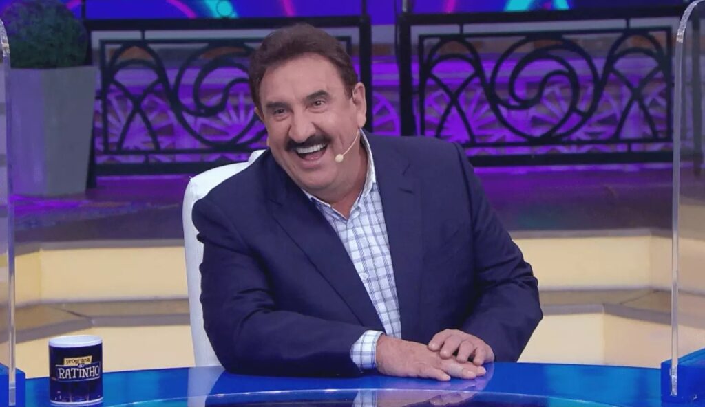 No dia 18 de março, o programa do **Ratinho** alcançou um aumento significativo em sua audiência, conforme relatado pelo site RD1. Este crescimento ocorreu após um embate entre o apresentador e a deputada **Erika Hilton**, que gerou grande repercussão entre o público. Segundo a publicação, a interação entre Ratinho e Erika Hilton foi marcada por momentos de tensão, mas acabou por atrair a atenção dos telespectadores, resultando em uma aprovação considerável do público ao apresentador. Este episódio específico parece ter sido um dos fatores que contribuíram para o aumento dos índices de audiência do programa. Além disso, o **SBT**, emissora que transmite o programa do Ratinho, também registrou um novo recorde de audiência no mesmo período. De acordo com o site RD1, o canal conseguiu superar suas marcas anteriores, consolidando-se como uma das principais emissoras em termos de audiência naquele dia. Este feito é particularmente significativo no competitivo cenário televisivo brasileiro, onde as emissoras disputam constantemente a preferência do público. O desempenho do SBT pode ser atribuído não apenas ao sucesso do programa do Ratinho, mas também a outros conteúdos que compõem sua grade de programação. O impacto positivo na audiência do programa do Ratinho e do SBT como um todo destaca a importância de conteúdos que geram discussões e engajamento entre os espectadores. Conforme observado pelo RD1, a capacidade de atrair e manter a atenção do público é crucial para o sucesso de qualquer programa televisivo. A interação entre Ratinho e Erika Hilton exemplifica como debates e confrontos podem ser eficazes em captar o interesse dos telespectadores, refletindo-se nos índices de audiência e na aprovação do público.