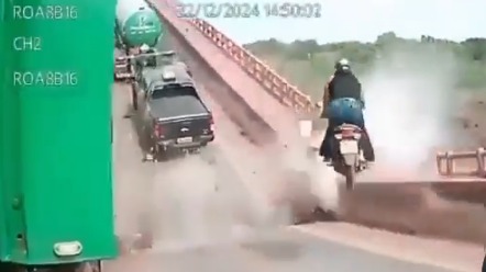 **Imagens impressionantes** capturaram o momento em que **caminhões** e uma **moto** foram arremessados durante a queda de uma ponte que conecta os estados do **Tocantins (TO)** e **Maranhão (MA)**. O incidente ocorreu em uma estrutura que é crucial para o transporte e a logística na região, afetando diretamente o fluxo de mercadorias e pessoas entre os dois estados. Segundo a publicação, a ponte já apresentava sinais de deterioração, o que levanta questões sobre a manutenção e segurança das infraestruturas rodoviárias no Brasil. A ponte, que desempenha um papel vital na ligação entre TO e MA, é uma rota frequentemente utilizada por veículos pesados, como caminhões, que transportam cargas essenciais. A queda da ponte não apenas interrompeu o tráfego, mas também destacou a vulnerabilidade das infraestruturas em áreas remotas. De acordo com o site, as imagens do acidente mostram a gravidade do colapso, com veículos sendo lançados na água, o que evidencia a força do impacto e a fragilidade da estrutura. Este evento trágico sublinha a necessidade urgente de inspeções regulares e investimentos em manutenção para evitar futuros desastres. Além dos danos materiais, o incidente trouxe à tona preocupações sobre a segurança dos motoristas que dependem dessas rotas diariamente. A publicação enfatiza que a falta de manutenção adequada pode resultar em consequências catastróficas, não apenas em termos de perdas econômicas, mas também de vidas humanas. A queda da ponte entre TO e MA serve como um alerta para as autoridades sobre a importância de priorizar a infraestrutura rodoviária, garantindo que estruturas críticas sejam seguras e confiáveis para todos os usuários.