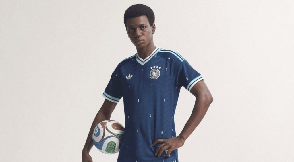 **Imagens vazadas mostram camisas da Copa do Mundo de 2026** Recentemente, **imagens vazadas** revelaram os uniformes que algumas seleções usarão na tão aguardada **Copa do Mundo de 2026**. As informações foram divulgadas por sites especializados como **Footy Headlines** e **Esvaphane**, que são conhecidos por antecipar novidades sobre equipamentos esportivos. Os modelos, especialmente os da marca **Adidas**, estão programados para serem lançados oficialmente em 20 de março, mas já causam alvoroço entre os fãs de futebol e colecionadores. Os uniformes das seleções que já garantiram vaga no Mundial de 2026 são sempre um ponto de grande expectativa. A Copa do Mundo, que será sediada em conjunto por Estados Unidos, Canadá e México, promete ser um evento marcante, e os uniformes são parte essencial dessa experiência. Segundo o site **Footy Headlines**, as camisas vazadas apresentam designs inovadores, mantendo a tradição de cada país, mas incorporando elementos modernos e tecnológicos. **Adidas**, uma das principais fornecedoras de material esportivo para seleções de futebol, mais uma vez se destaca com suas criações. De acordo com as imagens divulgadas, a marca aposta em tecidos de alta tecnologia que prometem melhorar o desempenho dos atletas em campo. Além disso, os designs são pensados para refletir a identidade cultural de cada nação, algo que a Adidas tem feito com maestria em edições anteriores do torneio. Por exemplo, a camisa da seleção alemã, uma das mais esperadas, traz um design que remete às cores tradicionais do país, mas com um toque contemporâneo. Segundo a **Esvaphane**, o uniforme apresenta detalhes em dourado, simbolizando a história vitoriosa da Alemanha nas Copas do Mundo. Já a seleção da Argentina, atual campeã mundial, terá um uniforme que celebra suas conquistas recentes, com detalhes que homenageiam a vitória de 2022. Outro destaque entre as camisas vazadas é o uniforme da seleção brasileira. Conhecida por suas cores vibrantes, a camisa do Brasil para 2026 mantém o tradicional amarelo, mas com um design que incorpora elementos da flora e fauna brasileiras, conforme revelado pelo **Footy Headlines**. Essa escolha reflete a rica biodiversidade do país e traz um sentido de orgulho nacional. Além das seleções mencionadas, outras equipes também tiveram seus uniformes revelados. A Espanha, por exemplo, aposta em um design minimalista, com foco na cor vermelha que simboliza a paixão e a energia da equipe. A França, por sua vez, mantém o azul clássico, mas com detalhes que remetem à arte e à cultura francesa, criando um visual elegante e sofisticado. Essas revelações geram grande expectativa não apenas entre os torcedores, mas também no mercado de produtos esportivos. As camisas das seleções são itens de colecionador e costumam esgotar rapidamente após o lançamento oficial. A antecipação gerada pelas imagens vazadas aumenta ainda mais o interesse e a procura por esses produtos. A Copa do Mundo de 2026 promete ser um evento inesquecível, e os uniformes das seleções são parte fundamental dessa experiência. Eles não apenas representam a identidade de cada país, mas também são um símbolo de união e celebração do esporte. Com o lançamento oficial dos uniformes programado para 20 de março, os fãs de futebol de todo o mundo aguardam ansiosamente para ver de perto essas criações que combinam tradição, inovação e paixão pelo esporte. Em suma, as imagens vazadas dos uniformes para a Copa do Mundo de 2026, divulgadas por **Footy Headlines** e **Esvaphane**, oferecem um vislumbre emocionante do que está por vir. Com designs que respeitam a tradição e incorporam elementos modernos, as camisas prometem ser um sucesso entre torcedores e colecionadores. A expectativa cresce à medida que a data de lançamento oficial se aproxima, e o mundo do futebol se prepara para celebrar mais uma edição do maior torneio do esporte.