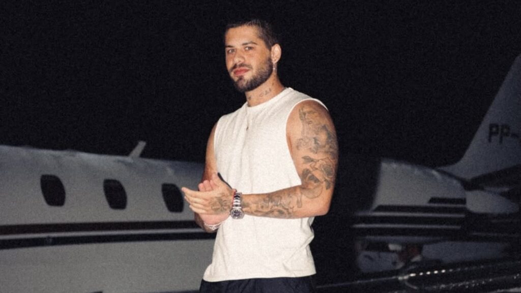 O **implante de testosterona** mencionado pelo cantor Zé Felipe é uma forma de **reposição hormonal** que tem ganhado atenção por seus efeitos no corpo masculino. Segundo a publicação, esse método é utilizado para tratar a **deficiência de testosterona**, uma condição que pode afetar homens de diferentes idades, causando sintomas como fadiga, diminuição da libido e perda de massa muscular. O implante consiste em pequenos cilindros que são inseridos sob a pele, liberando gradualmente a testosterona no organismo. Essa técnica é considerada uma alternativa eficaz para aqueles que não desejam ou não podem fazer uso de outras formas de reposição, como injeções ou géis. De acordo com especialistas da **Sociedade Brasileira de Urologia (SBU)**, a reposição hormonal por meio de implantes pode trazer diversos benefícios, mas também exige cuidados específicos. O procedimento deve ser realizado por profissionais qualificados, que irão avaliar a necessidade do paciente e monitorar os níveis hormonais ao longo do tratamento. Entre os efeitos positivos, destacam-se o aumento da energia, melhora do humor e da função sexual, além de ganhos na massa muscular e densidade óssea. No entanto, é importante ressaltar que o uso inadequado ou sem supervisão médica pode levar a efeitos adversos, como aumento do risco de doenças cardiovasculares e alterações no fígado. Além dos benefícios, a reposição hormonal com implantes de testosterona também levanta questões sobre possíveis riscos e contraindicações. Segundo o site, pacientes com histórico de câncer de próstata ou mama, doenças hepáticas ou cardiovasculares devem ser avaliados com cautela antes de iniciar o tratamento. A decisão de usar o implante deve ser baseada em uma análise criteriosa dos riscos e benefícios, sempre com acompanhamento médico. Assim, o implante de testosterona pode ser uma ferramenta valiosa para melhorar a qualidade de vida de muitos homens, desde que utilizado de forma consciente e responsável.