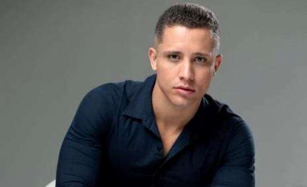 O que aconteceu com o influenciador Paulo dos Santos? Paulo dos Santos, de 28 anos, foi morto a tiros após invadir a casa do ex-companheiro em Paiçandu, Paraná. Ele não aceitava o término do relacionamento e tentou agredir o ex, que se trancou no banheiro. Quem foi o responsável pelo disparo fatal? O avô do ex-companheiro, um idoso de 81 anos, efetuou o disparo que atingiu o peito de Paulo. Ele agiu em defesa do neto durante a tentativa de agressão. Qual foi a reação do influenciador após ser baleado? Após ser atingido, Paulo tentou deixar a residência, mas caiu inconsciente no quintal. O óbito foi constatado no local por equipes do Samu. O que aconteceu com o idoso após o incidente? O idoso fugiu da cena do crime, mas foi localizado pela Polícia Militar próximo a um motel. Ele foi autuado em flagrante por homicídio e levado à Delegacia de Maringá. Qual é a condição de saúde do idoso envolvido? O idoso possui diagnóstico de Alzheimer, o que pode ter influenciado sua reação durante o incidente. Essa condição foi considerada na avaliação do caso. Como a polícia lidou com a arma do crime? O idoso não informou o paradeiro da arma utilizada no disparo. A polícia ainda busca esclarecer essa parte do incidente. Qual era a ocupação de Paulo dos Santos? Paulo era influenciador digital, conhecido como Apolo, com mais de 56 mil seguidores. Ele dava dicas fitness e postava fotos de ensaios nas redes sociais. Qual era a origem de Paulo dos Santos? Natural de São Paulo, Paulo se mudou para a região de Maringá há cinco anos. Ele também trabalhou como promoter em festas na capital paulista. Como a comunidade online reagiu ao incidente? A morte de Paulo gerou comoção entre seus seguidores e a comunidade online, que lamentaram a tragédia e discutiram questões de segurança e violência. Quais são as implicações legais para o idoso? Apesar de autuado por homicídio, a defesa pode argumentar legítima defesa de terceiro, considerando a idade avançada e a condição de saúde do idoso. Como o caso impacta a discussão sobre legítima defesa? O incidente levanta questões sobre razoabilidade e proporcionalidade na legítima defesa, especialmente envolvendo pessoas idosas e com condições de saúde. Qual é a importância de discutir violência em relacionamentos? O caso destaca a necessidade de abordar a violência em relacionamentos, buscando soluções pacíficas e apoio para evitar tragédias semelhantes. Como a mídia está cobrindo o caso? A cobertura foca na sequência dos eventos e nas circunstâncias que levaram ao desfecho trágico, além de discutir as implicações legais e sociais. Quais são as próximas etapas do processo legal? O caso seguirá para investigação detalhada, com depoimentos e análise das circunstâncias para determinar a responsabilidade e possíveis consequências legais.