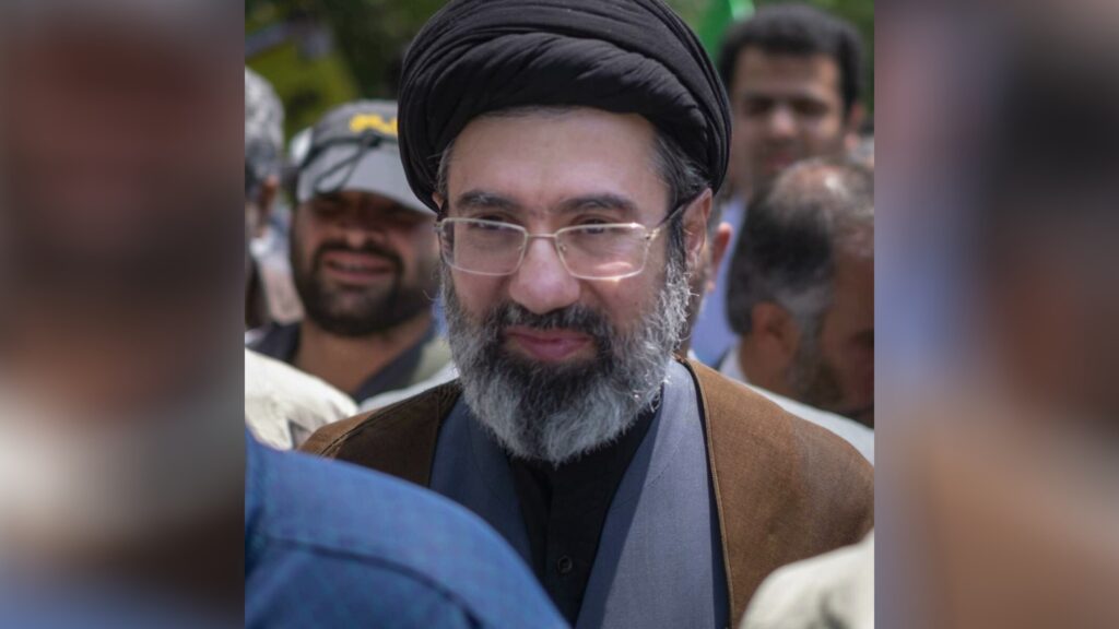 O líder supremo do Irã, **Mojtaba Khamenei**, declarou que os "inimigos da República Islâmica foram derrotados" na guerra, conforme relatado pela publicação. Esta afirmação foi feita em uma mensagem escrita para marcar o **Ano Novo Persa**, uma data de grande importância cultural e religiosa no país. A declaração de Mojtaba ocorre em um momento significativo, pois ele foi recentemente nomeado sucessor de seu pai, Ali Khamenei, que faleceu. No entanto, Mojtaba ainda não apareceu publicamente desde sua nomeação, o que tem gerado especulações e expectativas tanto no Irã quanto internacionalmente. Segundo o site O Antagonista, a mensagem de Mojtaba reflete uma postura de confiança e resiliência diante dos desafios enfrentados pela **República Islâmica**. A declaração de que os inimigos foram derrotados pode ser interpretada como uma tentativa de consolidar sua posição como novo líder supremo e de reafirmar a força do regime iraniano em meio a tensões regionais e internacionais. A ausência de aparições públicas de Mojtaba desde sua nomeação levanta questões sobre sua estratégia de liderança e como ele pretende lidar com as pressões internas e externas que o Irã enfrenta. O contexto político no Irã é complexo, e a transição de liderança é um momento crítico para o país. A mensagem de Mojtaba, feita durante o Ano Novo Persa, pode ser vista como um esforço para unir a nação sob sua liderança e para enviar um sinal de estabilidade e continuidade. A declaração de vitória sobre os inimigos da República Islâmica pode também ser uma mensagem destinada a fortalecer o moral interno e a projetar uma imagem de poder e determinação para o mundo exterior. A evolução da liderança de Mojtaba e suas futuras aparições públicas serão observadas de perto, pois terão implicações significativas para o futuro do Irã e suas relações internacionais.