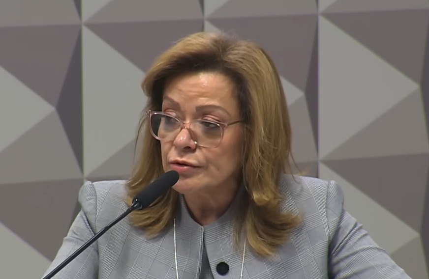 Cecília Rodrigues Mota, ex-presidente da **Associação dos Aposentados e Pensionistas Nacional (Aapen)** e da **Associação dos Aposentados e Pensionistas do Brasil (AAPB)**, foi presa na terça-feira, 17, em decorrência de uma investigação sobre descontos indevidos em benefícios do **Instituto Nacional do Seguro Social (INSS)**. A prisão ocorreu durante uma nova fase da **Operação Sem Desconto**, que visa combater fraudes e irregularidades relacionadas aos benefícios previdenciários. Segundo a publicação, a operação tem como objetivo principal proteger os direitos dos aposentados e pensionistas, garantindo que seus benefícios não sejam alvo de práticas ilícitas. A investigação revelou que Cecília Mota estava envolvida em um esquema que realizava descontos indevidos nos benefícios de aposentados e pensionistas. Segundo o site, esses descontos eram realizados sem o consentimento dos beneficiários, o que gerava prejuízos financeiros significativos para os mesmos. A atuação de Cecília Mota nas associações de aposentados e pensionistas conferia-lhe uma posição de influência, o que facilitava a execução das fraudes. A operação busca desmantelar toda a rede envolvida nessas práticas, assegurando que os responsáveis sejam devidamente punidos e que os beneficiários sejam ressarcidos. A prisão de Cecília Mota marca um avanço significativo na luta contra fraudes no sistema previdenciário brasileiro. Segundo a publicação, a **Operação Sem Desconto** continua em andamento, com novas fases previstas para aprofundar as investigações e identificar outros envolvidos no esquema. As autoridades destacam a importância de proteger os direitos dos aposentados e pensionistas, garantindo que seus benefícios sejam pagos de forma justa e sem interferências indevidas. A operação reforça o compromisso das instituições em combater a corrupção e assegurar a integridade do sistema previdenciário, promovendo justiça e segurança para todos os beneficiários.