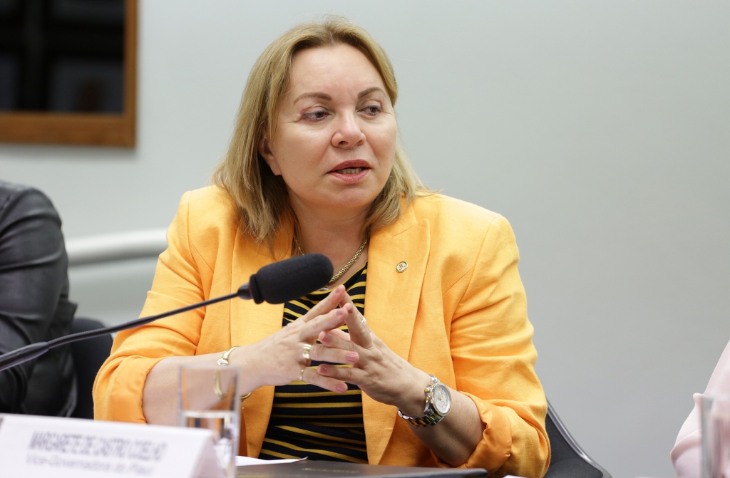 A recente operação da **Polícia Federal** tem como foco a investigação de **descontos ilegais** em benefícios previdenciários, uma prática que afeta diretamente o sistema de seguridade social no Brasil. Entre os alvos da operação está a deputada **Gorete Pereira** do **MDB-CE**, que foi submetida ao uso de tornozeleira eletrônica por determinação do ministro **André Mendonça**. Segundo a publicação, essa medida faz parte de um esforço mais amplo para combater fraudes que comprometem a integridade do **Instituto Nacional do Seguro Social (INSS)**. De acordo com o site, a operação visa desmantelar esquemas que envolvem a concessão e manutenção de benefícios previdenciários de forma irregular. Tais práticas não apenas prejudicam os cofres públicos, mas também minam a confiança no sistema previdenciário, essencial para a proteção social de milhões de brasileiros. A ação da Polícia Federal, portanto, é um passo importante para garantir que os recursos destinados à previdência sejam utilizados de maneira correta e justa, beneficiando aqueles que realmente têm direito. A imposição da tornozeleira eletrônica à deputada Gorete Pereira destaca a seriedade das acusações e a determinação das autoridades em responsabilizar os envolvidos, independentemente de sua posição ou influência política. Segundo a publicação, essa medida cautelar é um exemplo do rigor com que o Judiciário está tratando casos de corrupção e fraudes no sistema previdenciário. A operação reflete um esforço contínuo para fortalecer as instituições e assegurar que a lei seja aplicada de forma equitativa, protegendo o patrimônio público e garantindo a justiça social.