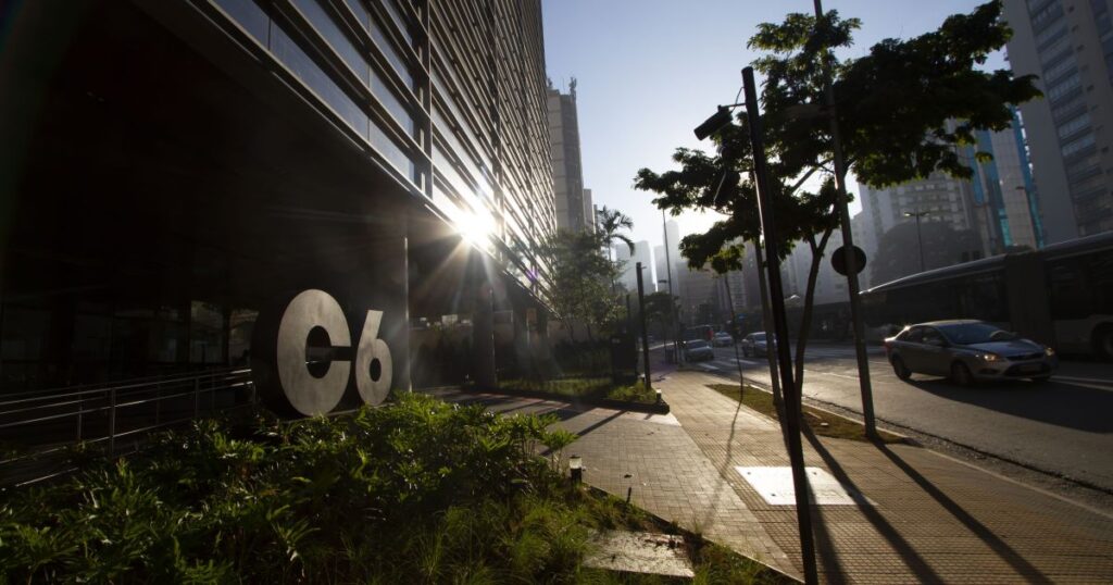 O Instituto Nacional do Seguro Social (**INSS**) está exigindo que o **C6 Bank** devolva R$ 300 milhões a aposentados, após identificar irregularidades nas operações de **crédito consignado** realizadas pelo banco. Segundo a publicação da CNN Brasil, a medida foi tomada após o órgão previdenciário detectar práticas inadequadas que prejudicaram os beneficiários do sistema de seguridade social. A suspensão das operações de crédito consignado do C6 Bank reflete a preocupação do INSS em proteger os direitos dos aposentados e garantir que as transações financeiras sejam realizadas de forma justa e transparente. De acordo com a CNN Brasil, o INSS identificou que o C6 Bank estava envolvido em práticas que não estavam em conformidade com as normas estabelecidas para o crédito consignado, um tipo de empréstimo que é descontado diretamente da folha de pagamento ou do benefício do aposentado. Essa modalidade de crédito é popular entre aposentados devido às suas taxas de juros geralmente mais baixas. No entanto, as irregularidades encontradas pelo INSS levantaram preocupações sobre a integridade das operações do banco e a proteção dos consumidores, especialmente aqueles em situação de vulnerabilidade financeira. A decisão do INSS de suspender as operações de crédito consignado do C6 Bank e exigir a devolução dos R$ 300 milhões visa não apenas reparar os danos causados aos aposentados, mas também servir como um alerta para outras instituições financeiras. Segundo a CNN Brasil, o INSS está empenhado em assegurar que todos os bancos sigam rigorosamente as regulamentações e que os direitos dos beneficiários sejam respeitados. A ação do INSS destaca a importância de uma fiscalização rigorosa no setor financeiro, especialmente em operações que envolvem populações mais vulneráveis, como os aposentados.