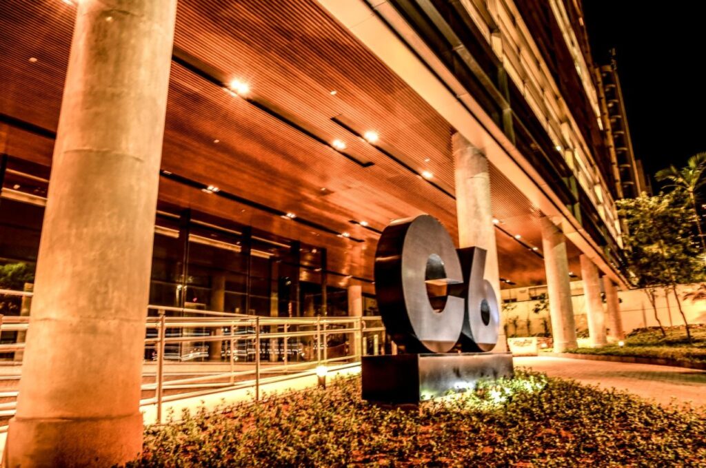 O **Instituto Nacional do Seguro Social (INSS)** tomou a decisão de suspender a liberação de novos empréstimos consignados do **C6 Bank** após identificar práticas de cobranças indevidas direcionadas a aposentados e pensionistas. De acordo com a publicação no Diário Oficial, o banco será obrigado a devolver aproximadamente **R$ 300 milhões** aos beneficiários afetados. Essa medida visa proteger os direitos dos segurados e garantir que práticas financeiras inadequadas não prejudiquem aqueles que dependem de seus benefícios para o sustento diário. Segundo o site G1, a decisão do INSS foi motivada por uma série de reclamações e denúncias de beneficiários que relataram descontos não autorizados em seus benefícios. O INSS, ao verificar essas irregularidades, decidiu agir de forma rigorosa para evitar que mais segurados fossem prejudicados. A suspensão dos empréstimos consignados do C6 Bank é uma medida preventiva, enquanto o banco trabalha para corrigir as falhas identificadas e restabelecer a confiança dos consumidores. Além disso, a devolução dos valores cobrados indevidamente é uma tentativa de reparar os danos causados aos aposentados e pensionistas. O impacto dessa decisão é significativo, pois o crédito consignado é uma das principais formas de empréstimo utilizadas por aposentados e pensionistas devido às suas condições facilitadas, como taxas de juros mais baixas. A suspensão pode afetar temporariamente aqueles que dependem desse tipo de crédito para complementar sua renda. No entanto, segundo o site G1, o INSS reforça que a medida é necessária para garantir a integridade do sistema e proteger os beneficiários de práticas abusivas. O C6 Bank, por sua vez, deverá implementar medidas corretivas e trabalhar em conjunto com o INSS para resolver as questões levantadas, buscando retomar suas operações de forma regular e transparente.